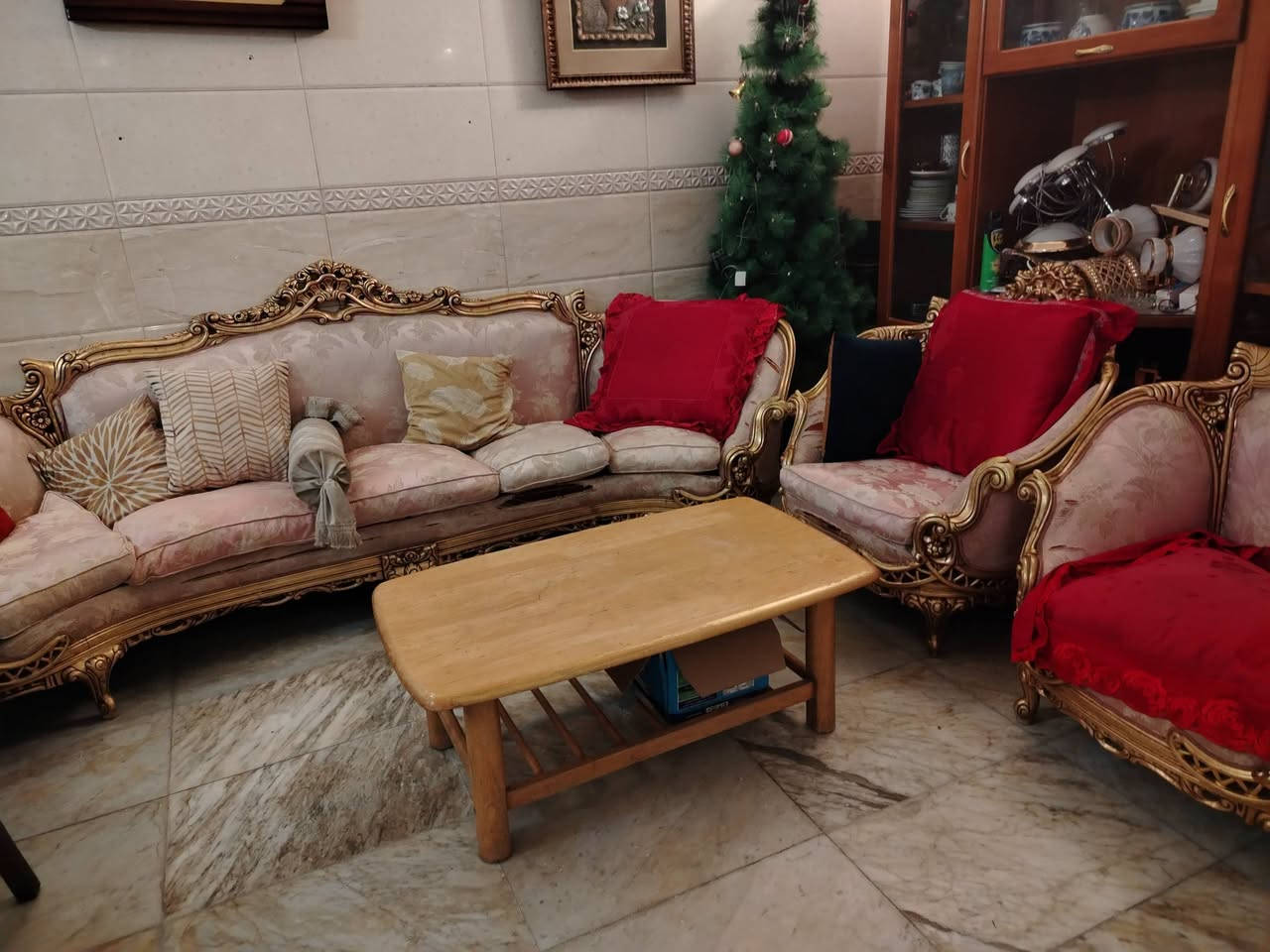 تخم متكون من ٣ كراسي وقنفتين كبار موديله راقي فيكات للبيع للمكان *********** البنوك اللهم صلي وسلم على نبينا محمد وعلى آله وصحبه أجمعين
