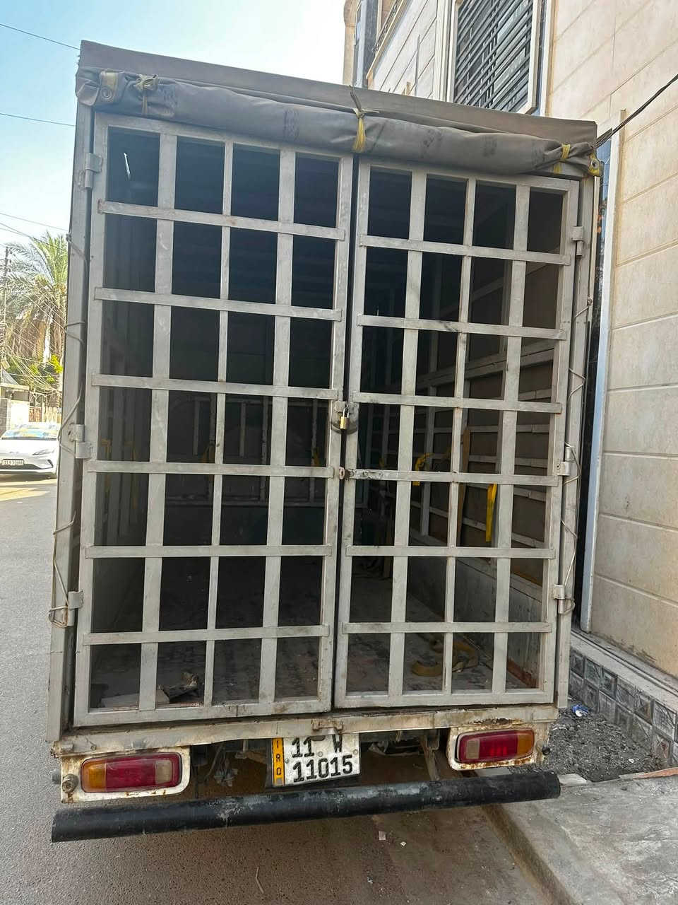 فونتيرا 98 للبيع
شاصي ومحرك وكير واكسل كلهن كفالة 
بس بيهة نواقص بسيطة بالصدر والتايرات 
سيارة رقم بغداد دولي بسمي رقم شاصي واضح 
السعر 55 وبيهة مجال بسيط حك الجية
مكاني بغداد حي الاعلام 
***********
