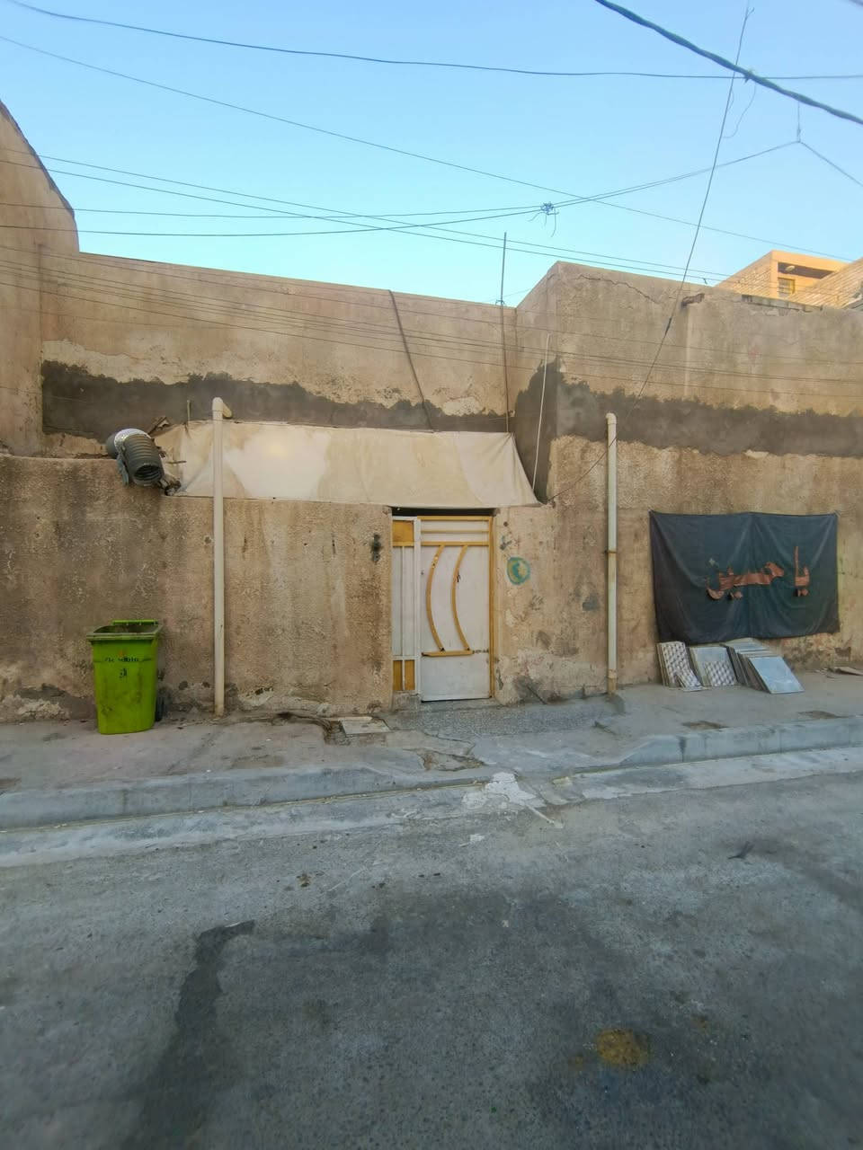سلام عليكم توفر عندي بيت ركن مساحه 100متر جبها --5 --نزال 20 --طابق واحد طابو زراعي سند 25 سند  وكاله موجودات عنوان البيت البلديات الضباط خلف الصحفيين قرب مدرسه زين القوس منطقه حي الامير منطقه كامله خدمات مي مجاري كهرباء تبليط  الاستفسار اكثر *********** سعر خاص ورد واتساب ماسنجر                            حسن للعقار
