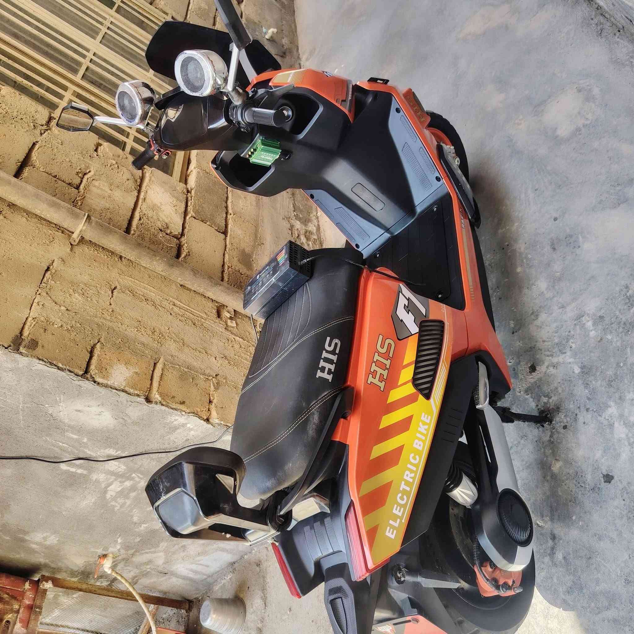 من رخصه الدمن السلام عليكم دراجه شحن HIS الفضائية طراز F1 ملف 3000w 72v32a تخم بطاريات جديده وشاحنه جديده اصليه ولي) دراجه كلش حلوه سرعته الحقيقيه توصل 90 رايده 900 وبيه مجال بسيط *********** واتساب
