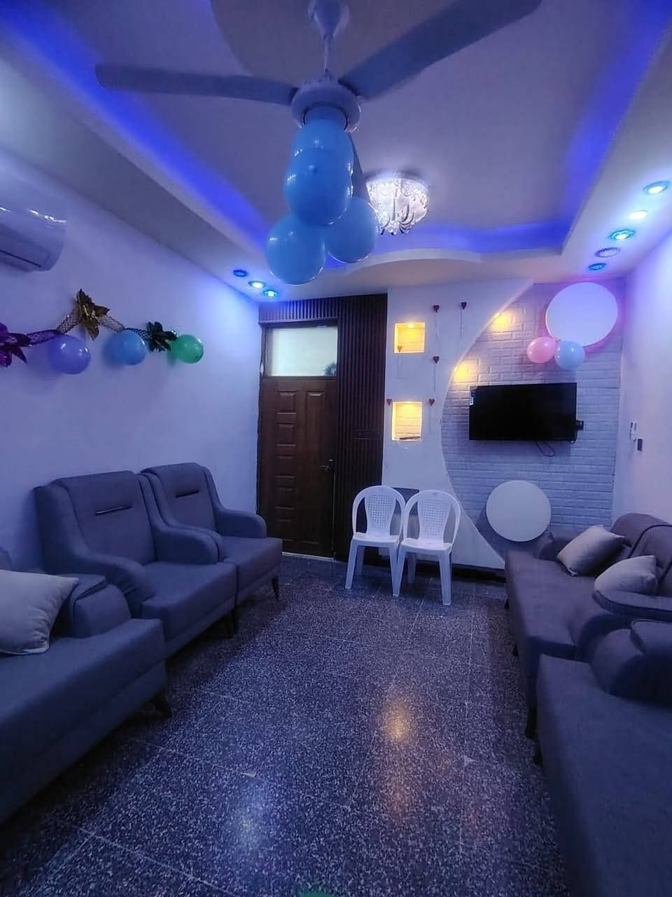 /// على بركة الله تعالى ///
بيت زراعي للبيع 
المساحة// ١٧٠متر 
التفاصيل البيت// طابقين 
الطابق الاول //غرفتين نوم واستقبال وصالة ومطبخ  وصحيات عدد٢ وكراج
الطابق الثاني//٤غرف نوم وصالة وصحيات وبيتونة والسطح
الخدمات كاملة// تبليط ومجاري وماءو كهرباء
العنوان //الزعفرانية. الاربع شوارع ..شارع مولد الكناني ..زراعي علي مكلف
السعر// ١٩٠مليون قابل للتفاوض
للاستفسار مراجعة مكتب دلالية المصطفى للعقار الزعفرانية الاربع شوارع خلف ماركت اللؤلؤة مجاور أسواق القبس اوالاتصال او مراسلة واتس اب ***********او***********
