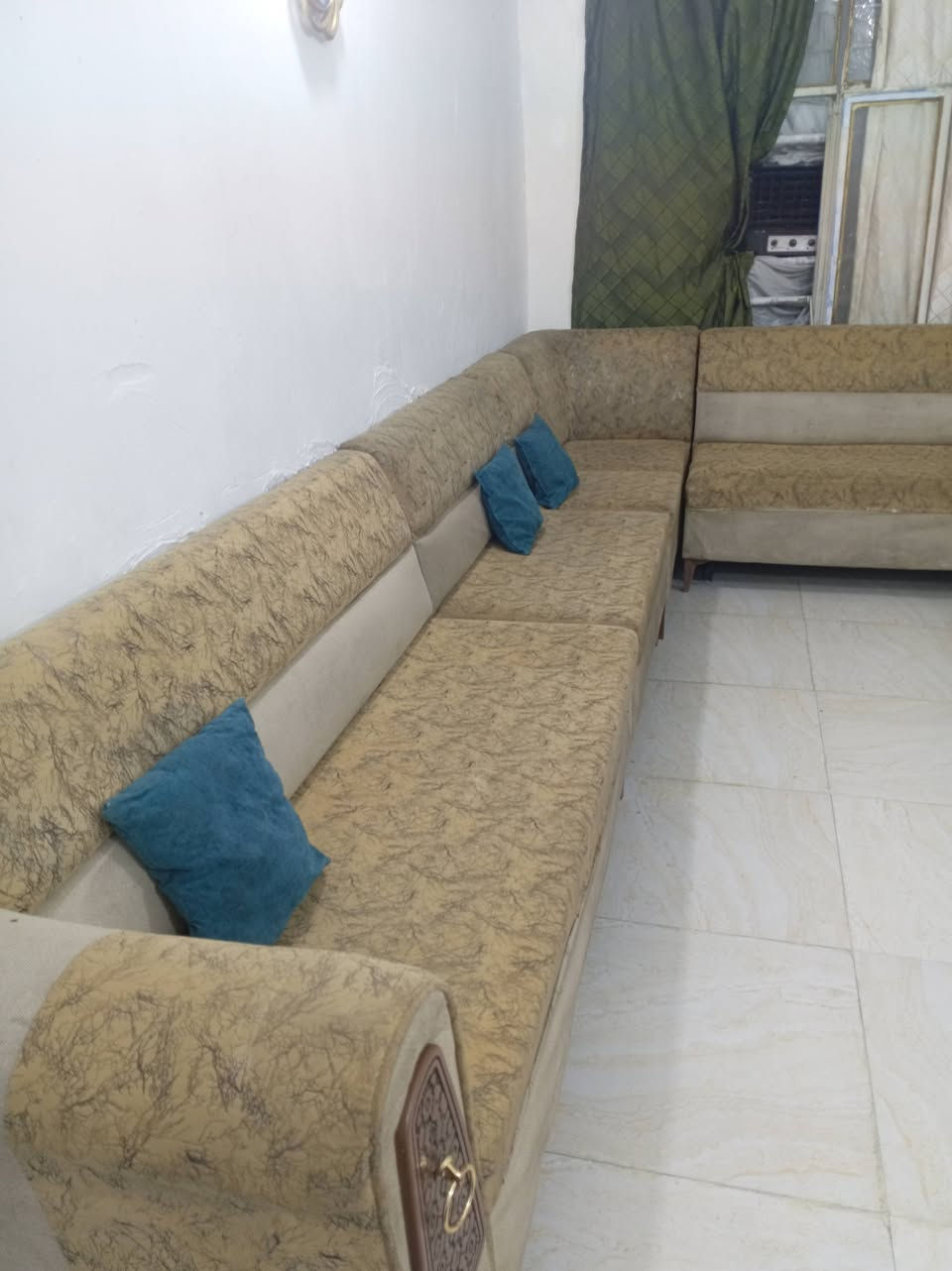 سلام عليكم تخم ديوان اي ضررر مابي تكمه البيع مقعد 10 سعر 150 مكان بغداد بل زعفرانيه اتصال *********** مستعجل ع بيعه مستعجل
