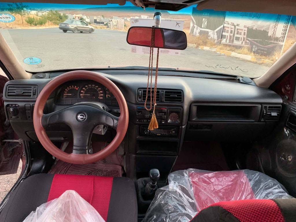 فیکتڕا 1990 کامل کراوە بە 95
ئاڕم پلاستیک سلیمانی نوئ کراوەتەوە ئاڕمەکەی 2025 بەشەرتی غرامە 
20 و گیڕ عادی گیر و مەکینە بەشەرت
بئ دەعم بئ لیدرا کارەبایی هەمووی ئیش دەکات چوار ویل و تایەیی لۆک فڕۆشتن و ئاڵوگۆڕ شوین کۆیە *********** كويسينجاك, أربيل

نص مكتوب في الصور:
- 1995
