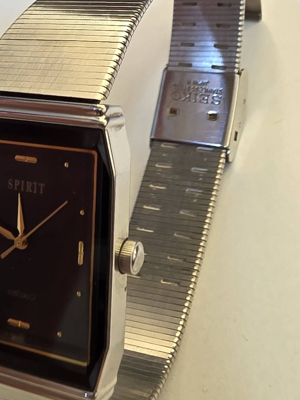 ساعة سيكو سبيريت (SEIKO SPIRIT) – أناقة كلاسيكية نادرة
تميز بإطلالة فاخرة تجمع بين الدقة اليابانية والتصميم المستطيل الكلاسيكي الجذاب مع المينا الأزرق الملكي والعقارب الذهبية الفاخرة.

​الموديل: Seiko Spirit (أناقة كلاسيكية نادرة)

​المقاس/القطر: 26 × 35 ملم

​المواصفات: هيكل وسوار من الاستيل المقاوم للصدأ (Stainless Steel)، ومقاومة للماء والمجالات المغناطيسية (Antimagnetic).

​السعر: 150,000 دينار

​للطلب والاستفسار:

📞 رقم الهاتف: ***********
