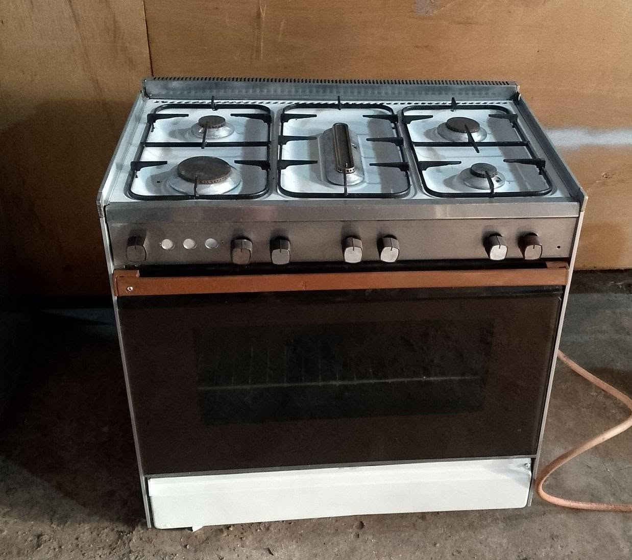 طباخين للبيع او معارض مع طباخات تعبانه والفرق حسب الاتفاق والقناعه طباخ عشتار عيون وفرونه شرط التشغيل جدا نظيف كلو شغال شرط سعرو 120 
طباخ منضدي ستيل اخو الجديد عالبلادي مامبدل بي ولاغرض شرط.. 
كلو شغال شرط السعر 70 الف
