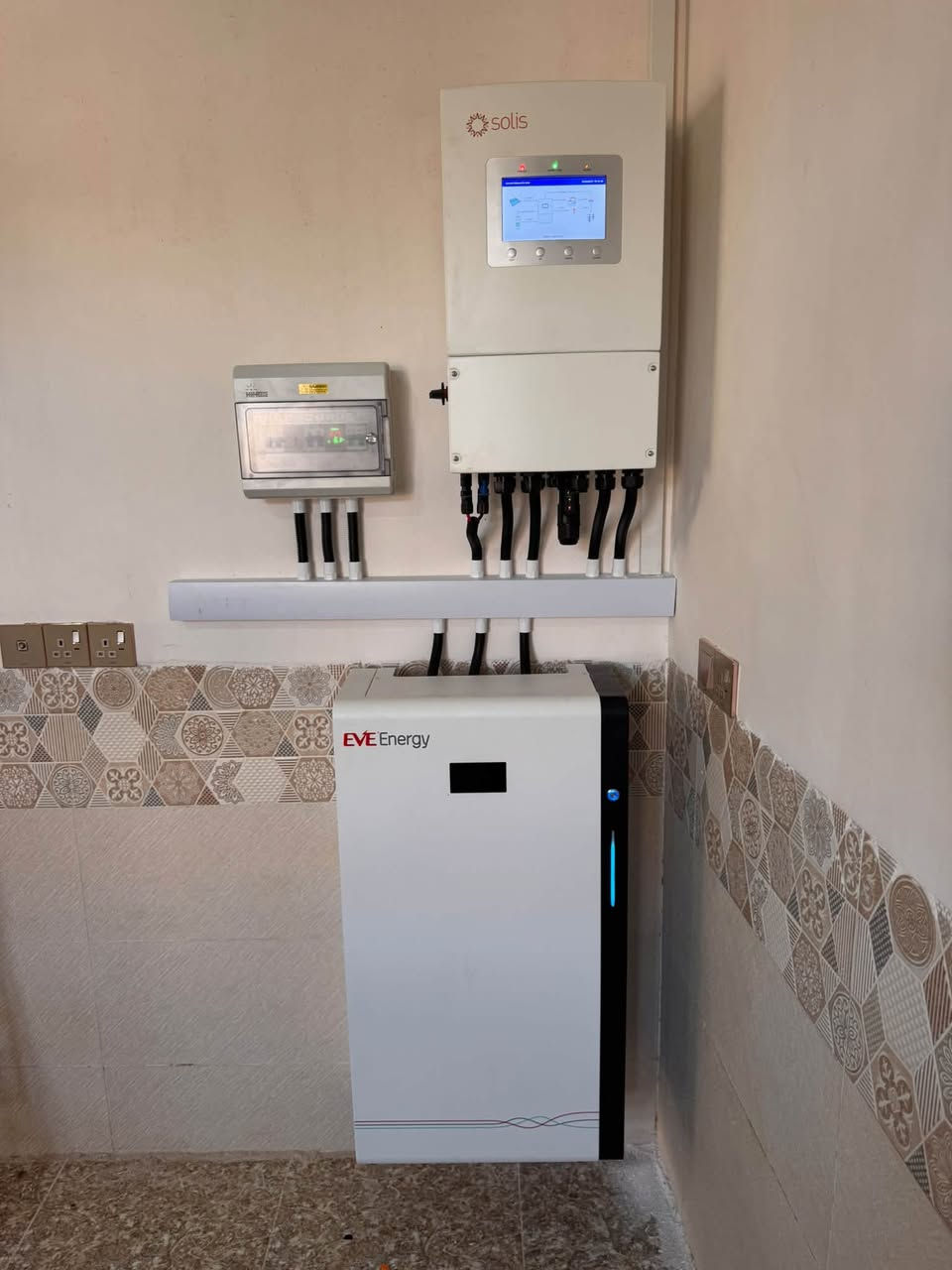 بطارية EVE ١٦kWh • انفيرتر Solis ٦kW • ألواح Jinko ٦٥٠W