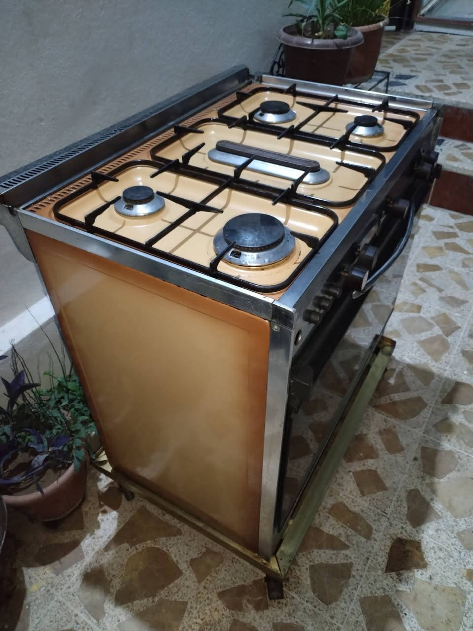 طباخ عشتار نضيف حيل شغال كامل نار تخبل سعر100 قفل
شراي اتصل مكان جانب الايمن 
***********
***********
