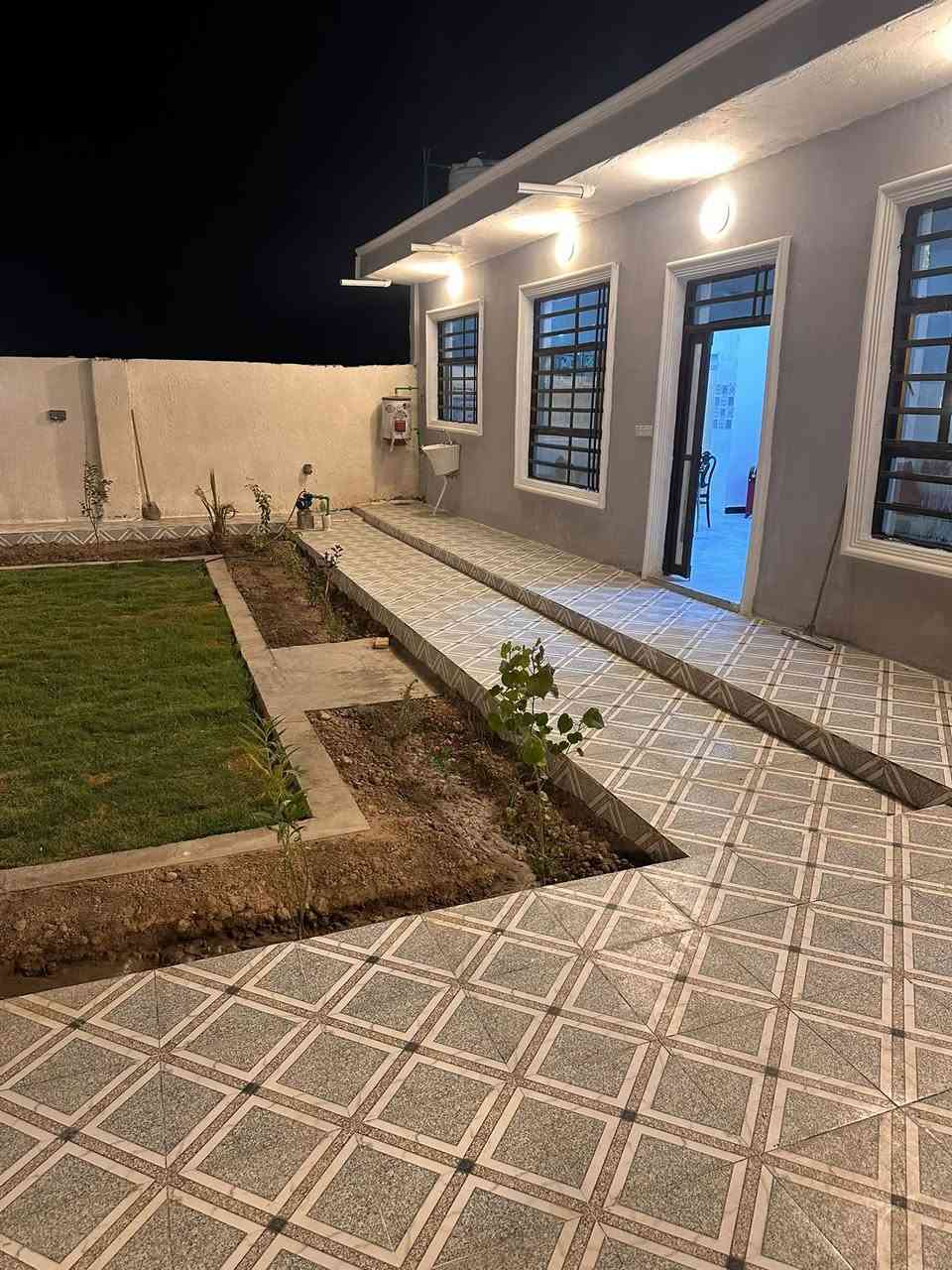 السلام عليكم مزرعه للبيع حي الفرات طريق السنيه السياحي مجاور سكه القطار خلف منتجع الحيوانات وحديقة الروشه سند زراعي ٢٥ مداور بأسم المشتري 
رفت كونكريت ارتفاع ٣٠ سم كله ارضيه المشتمل والكراج والداير وتسليح أبو النص وأبو ٣ اثمان
سقف كونكريت تسليح أبو النص وأبو ٥ أثمان وأبو ٣ اثمان
بناء طابوك وبلوك وملبوخ بطن وضهر المشتمل
ماطور عدد ٢ بير واسأله
ومولده 
وثلاجه 
وميز و٦ كراسي
وتخم وكاونتر وسنكي
وغرفه نوم 
وشوايه بناء 
ارضيه المشتمل بورسلاين والكراج بورسلاين ايفا
مصبوغه ومنثوره الجدران من الداخل 
مؤثثه وجاهزه للسكن 
بناء ٢٦ ما مسكونه

المساحه ٥٠٠ م واجهة ١٥ م بناء المشتمل ١٠٠ م حديقه ٢٥٠
كراجات ١٥٠
للاستفسار ***********
