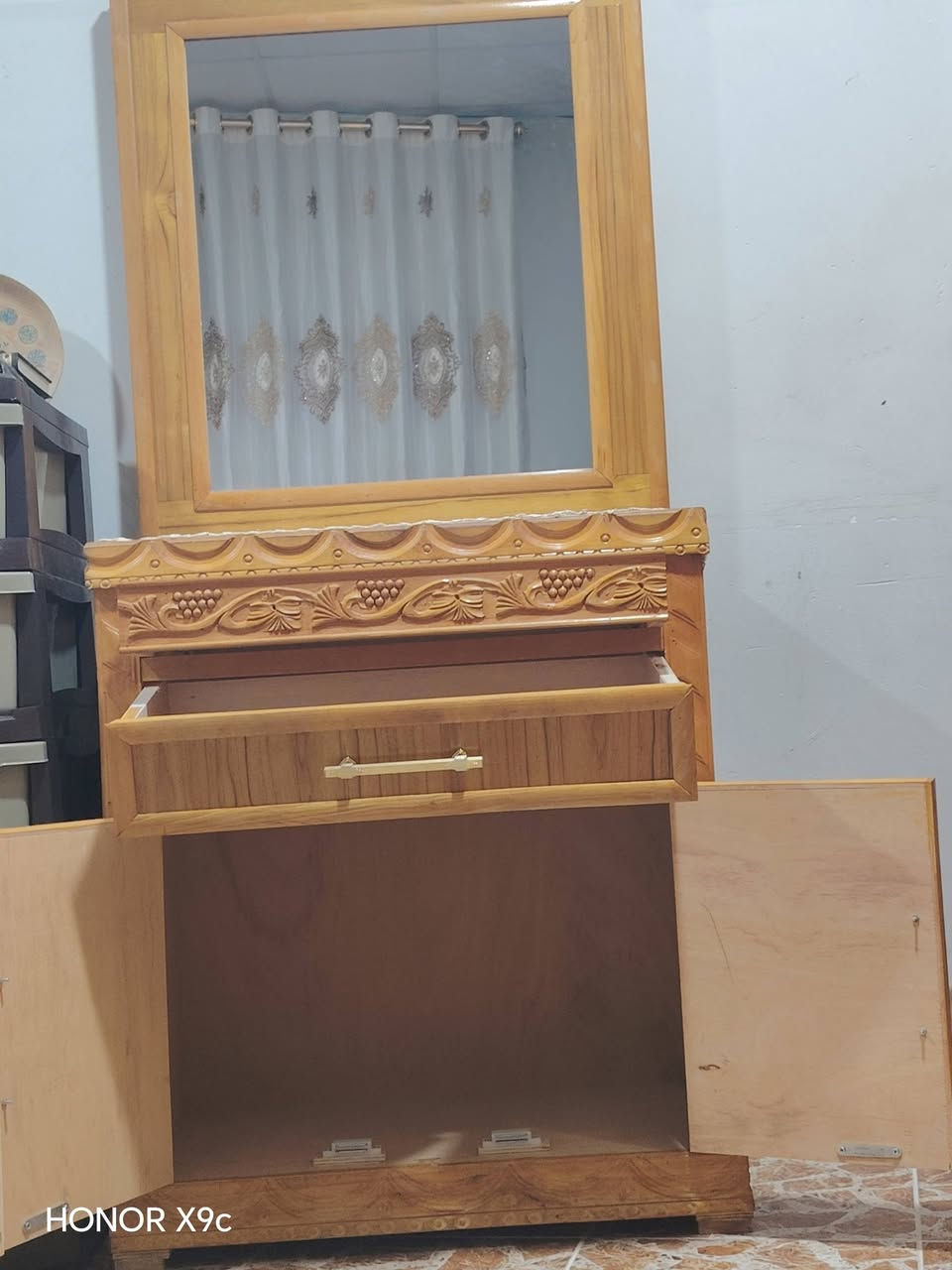 ميز اتوليت
فصال خشب عراقي صاج
شرط النظافه
السعر 125
التوصل على رقم ***********

نص مكتوب في الصور:
- HONOR X9c