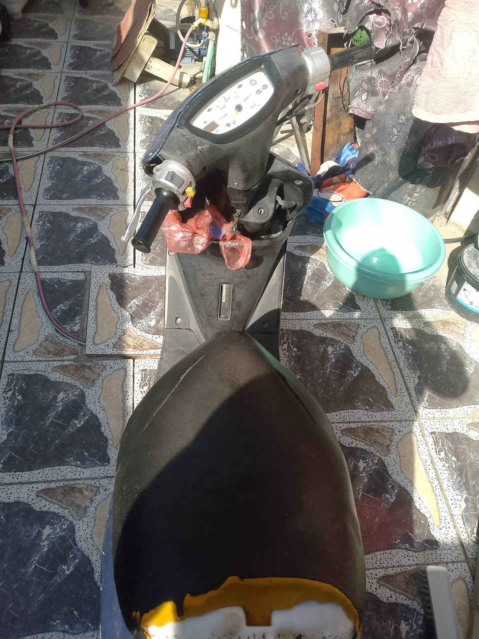 السلام عليكم دراجه يوماها عصفوريه سرعه ٦٠للبيع الدراجه نضيفه حيل شلعه ومعدل تعليك مكينه ناعمه شغاله سلف وهندر بكل وكت كهربائياته شغاله السعر٢٥٠الرقم *********** المكان حي الجهاد
