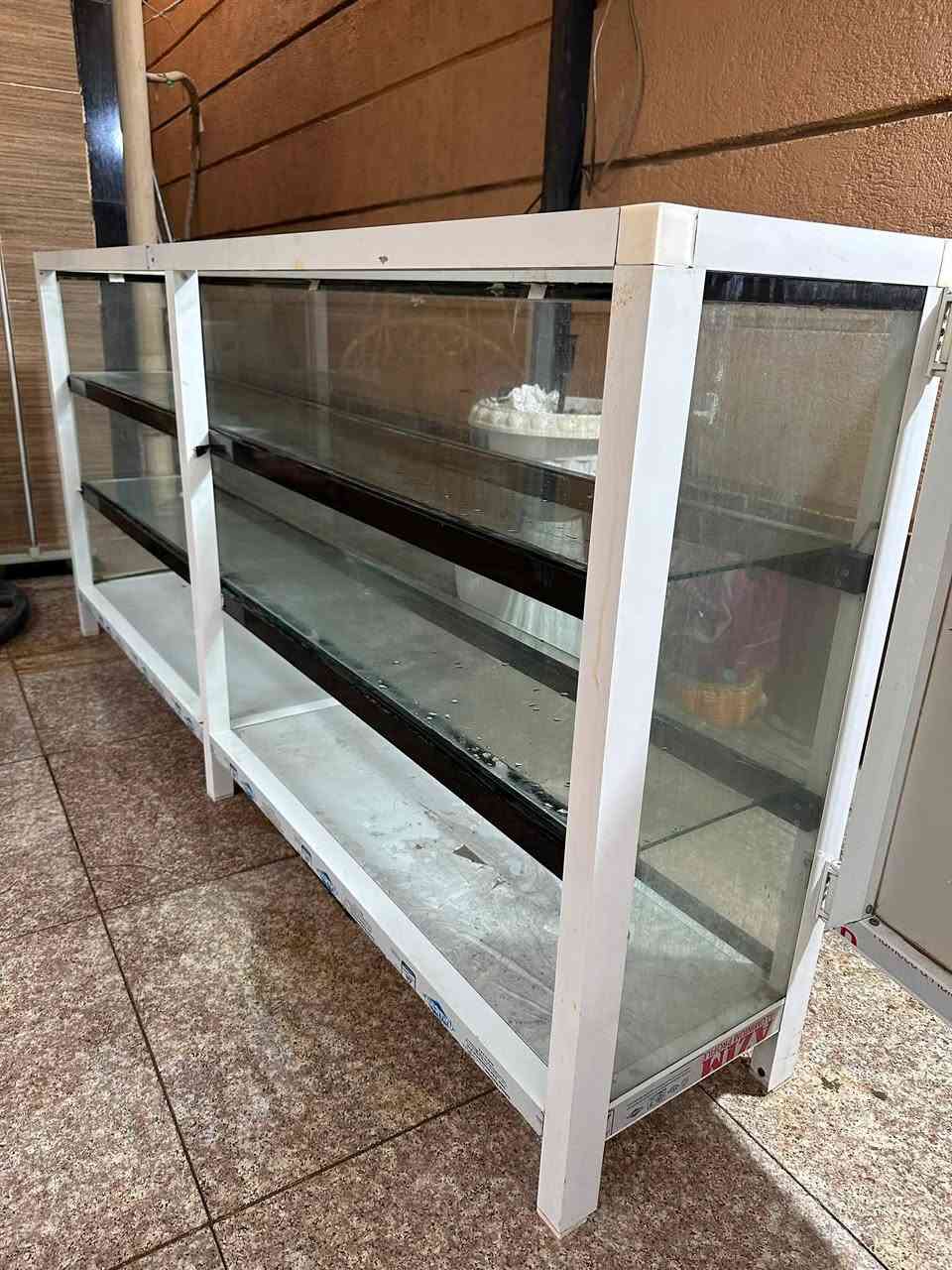 للتواصل على الواتس اب‎⁨‪
***********‬⁩

جام خان (فترينة عرض) ألمنيوم مع زجاج للبيع
📏 المقاسات:
 ● الطول: 214 سم
 ● الارتفاع: 101 سم
 ● العمق: 37 سم
المواصفات:
 ● هيكل ألمنيوم أبيض متين.
 ● زجاج شفاف من جميع الجهات.
 ● رفّان زجاجيان لعرض المنتجات.
 ● مساحة تخزين سفلية مع باب جانبي.
 ● مناسب لمحلات الكوزمتك، العطور، الإكسسوارات، الموبايلات، السوبر ماركت وغيرها.
 ● الحالة: مستعمل بحالة جيدة.
💰 السعر المطلوب: 250,000 دينار قابل للتفاوض بالمعقول
