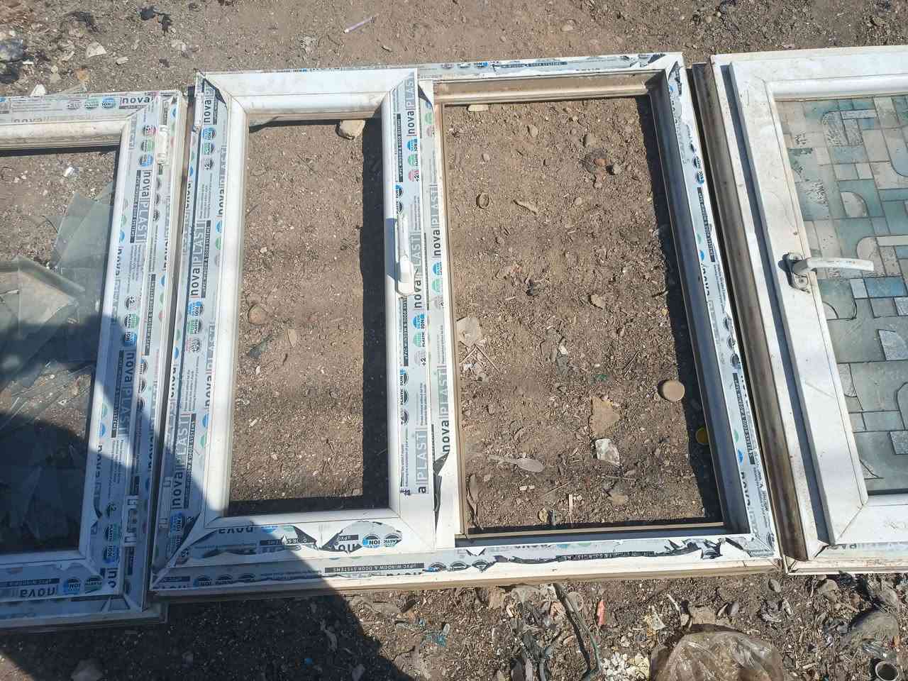 شبابيك كامل يحتاجله بس جام 4 ابو ثنين و2 ابو 3 جام واحد 3 جام وملحق وباب جاهز مكاني بشمري رقمي ***********
