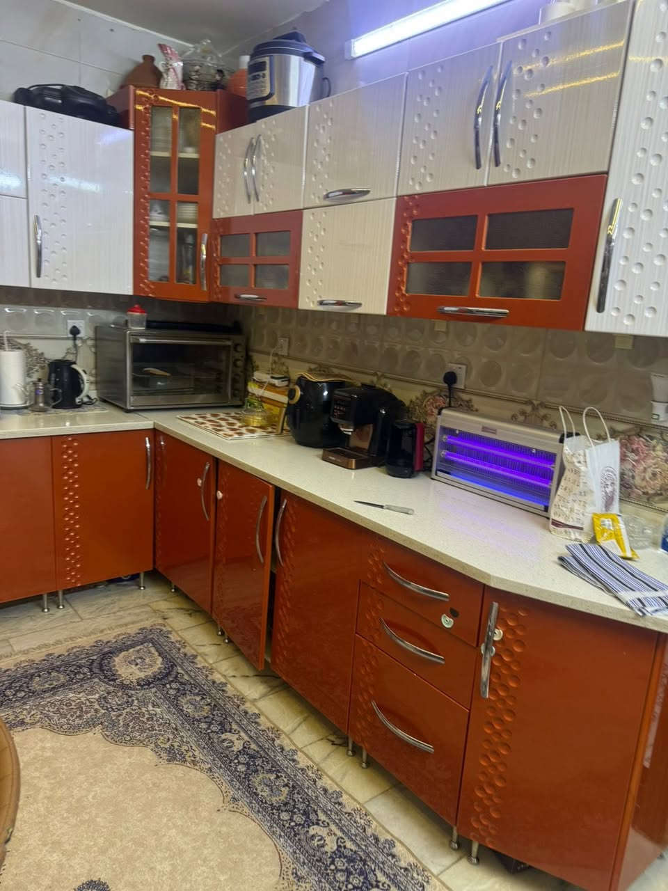 السلام عليكم مطبخ كامل للبيع داخل خشب وخارج خشب HDF نظيف جداً استعمال قليل بدون نواقص مع طباخ ايطالي 90 و مرشحة 90 
السعر 850 الف
العنوان المنصور للتواصل خاص او واتساب
***********
