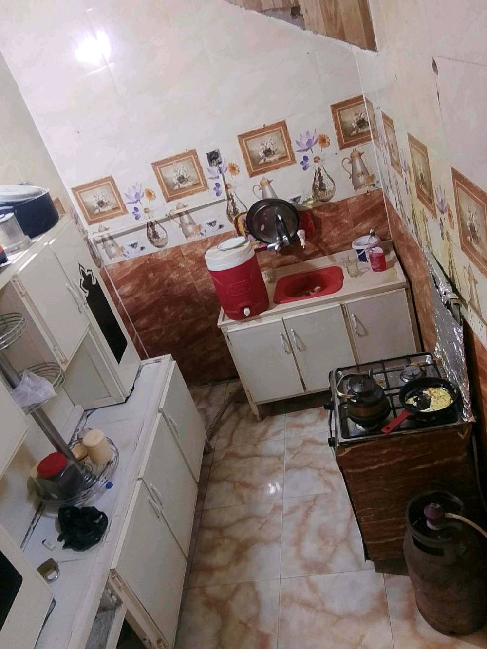 السلام عليكم بيت للبيع المساحة 100 مربع هول وستقبال وغرف نوم 3 وحده جوه كامله وثنين فوك مكاملات عنص تواليت خارجي المكان كوت حي الحكيم الدبيه الزراعيه نزلت عميد جادر مقابيل افران العلم السعر25وبي مجال للاستفسار اكثر رقمي ***********