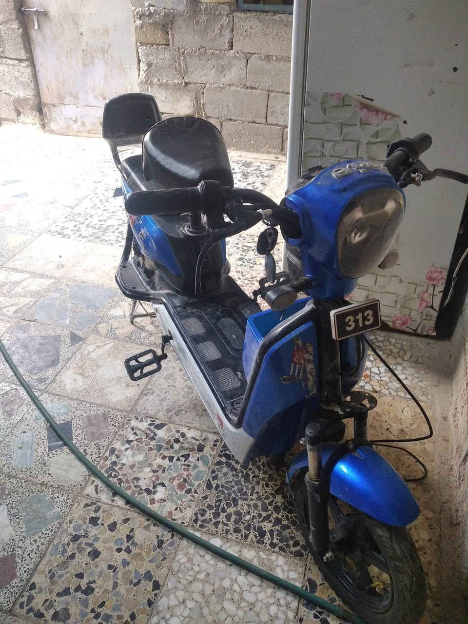 دراجه شحن جديد بس عله الكهرباء تشتغل والشحن مايشتغل مانعرفلها سعرها ب 100 مكان نجف الستفسار عله الرقم مامتواجد فيس *********** بي وتساب
