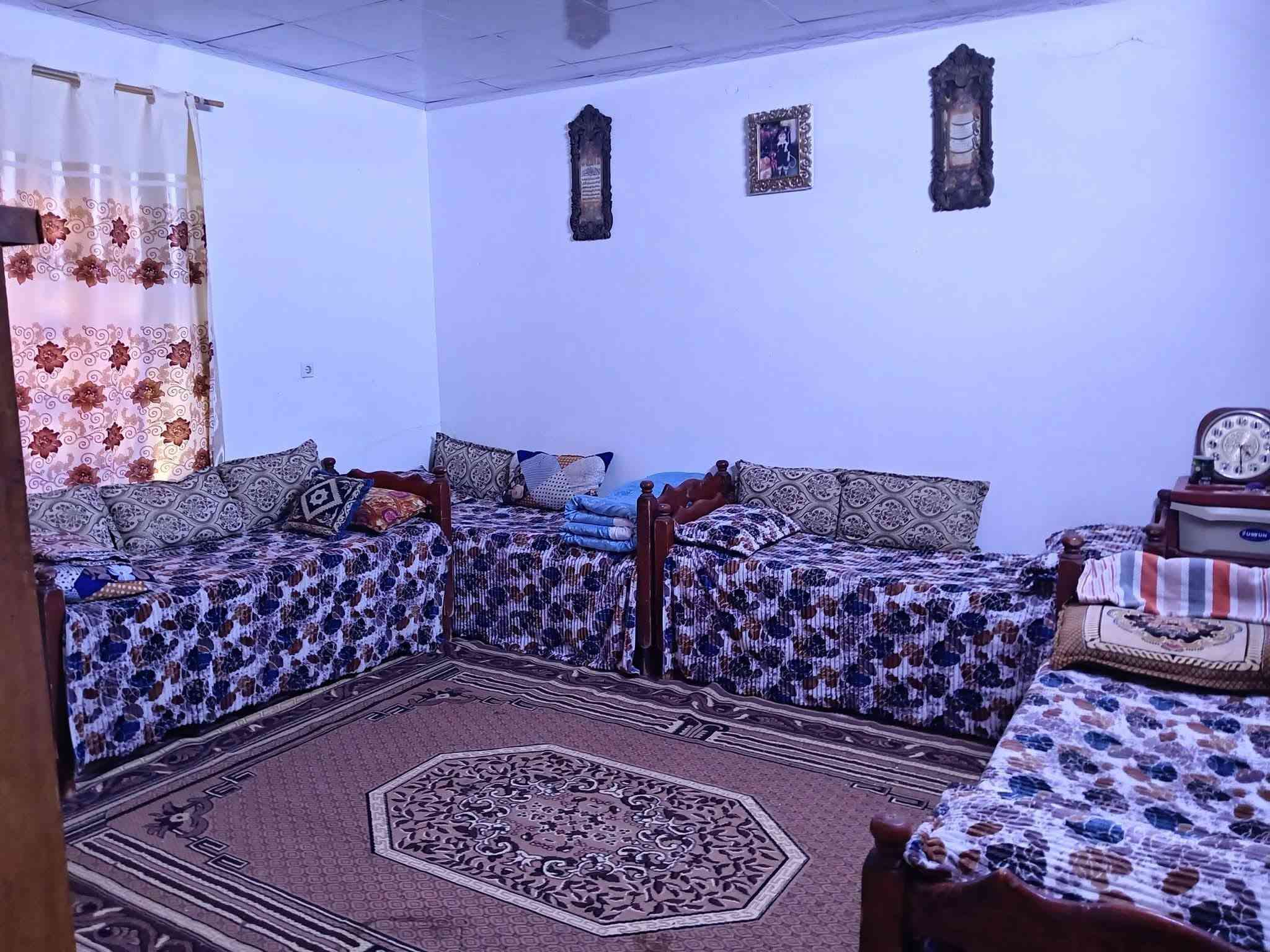 🟥بيت للبيع 300 م ركن
المنطقه 39  حي الزوراء
مقابيل الملعب بشارع 60
 البيت طابق
يحتوي على استقبال وهولين
وغرفتين واحدى الغرف سويت
ومطبخ وصحيات 
البيت نضيف وجاهز للسكن
للاستفسار الاتصال على الارقام☎️
***********
***********
