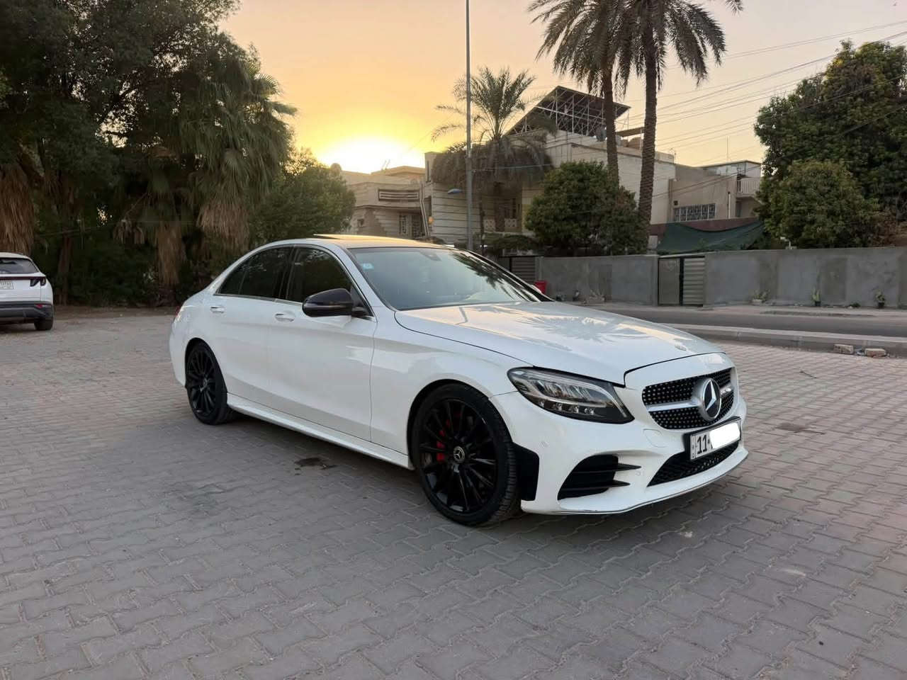السلام عليكم للبيع او مراوس مرسيدس c 300 حادث جاملغ وبنيد ومبدل نفس الون بدون صبغ رقم بغداد بسمي السيارة فول مواصفات وجاهزة ما بيها نقص تخم تاير جديد السعر 180 وبيها مجال حك الجية 
الشراي يتصل *********** مكاني بغداد الكاظمية

