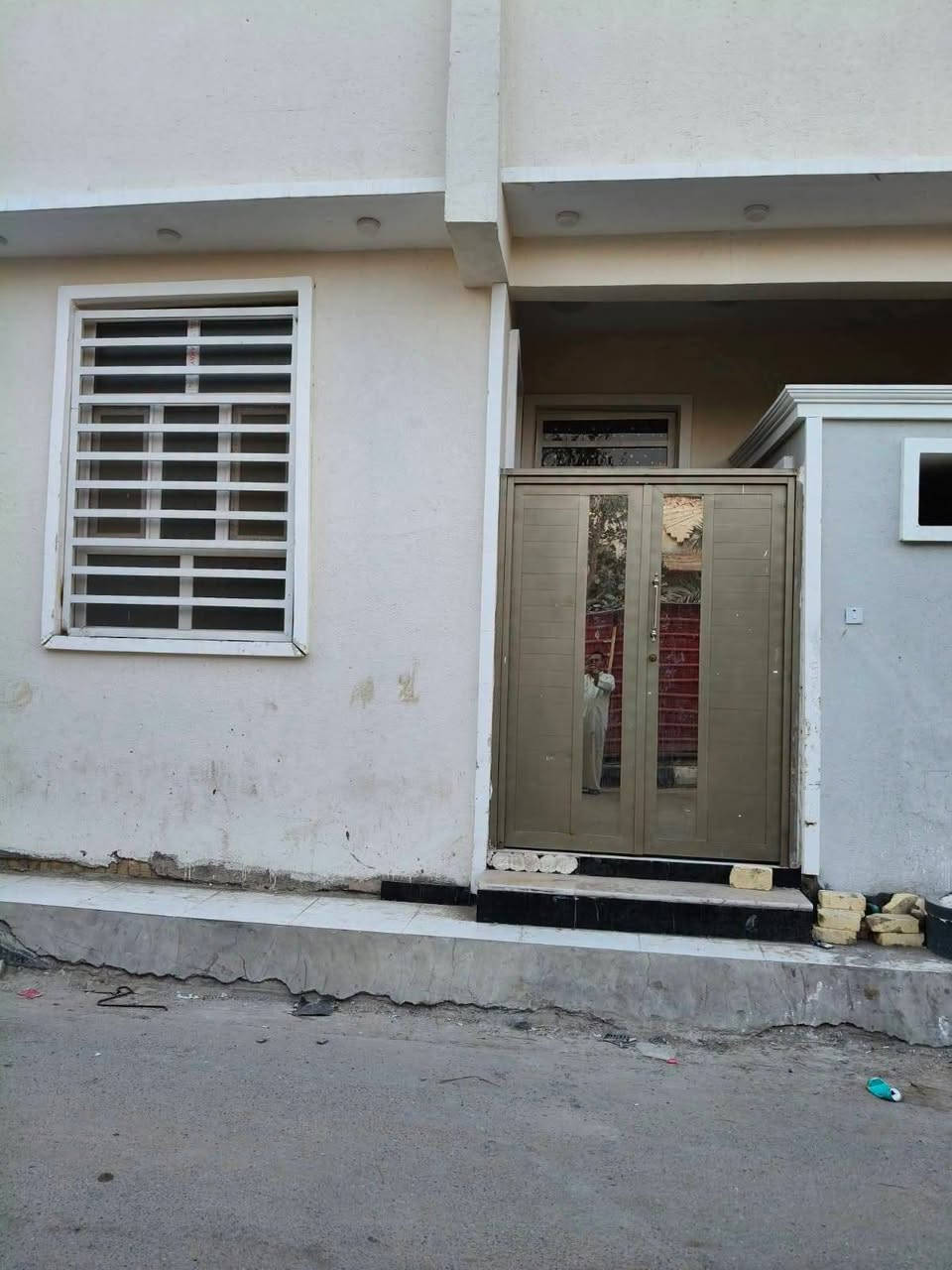 بيت للبيع في حي الشهداء مساحه 80متر طابقين حديث حالي فارغ البيت يحتوي على 4غراف نوم السعر 130مليون مع المجال مكتب التساهل العقار ***********

نص مكتوب في الصور:
- الدار للبيع