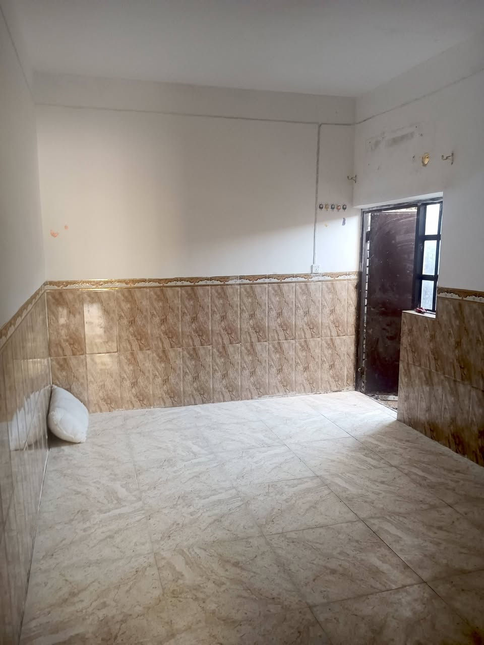 السلام عليكم صاحب البيت بيت للايجار جديد ومرتب بي غرفة كبيرة + صالةكبيرة  + مطبخ + مكشوفة وصطح بي خزان وكيزر مساحتة 60 متر  الموقع النجف الاشرف حي نداء شارع 60 قرب جامعه الكفيل كفى اسواق الغرابي متوفر يمة كافة الخدمات كل شهر بشهرة إجارة 200 للاستفسار ***********موجود وات ساب أو الرقم هاذا اتصال

