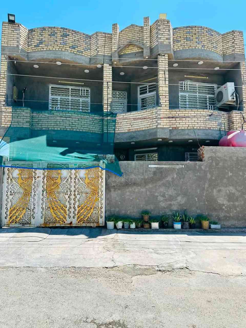 سلام عليكم
دار للبيع 

📐 المساحة: 200 متر مربع

🏠 بناء حديث – طابقين

🔹 الطابق الأرضي:

• غرفتان كبيرتان

• استقبال

• مطبخ

• صالة

• خدمات

• حمام بمساحة 4 × 2 متر

🔹 الطابق الثاني:

• غرفة كبيرة بمساحة 7 × 5 متر

• غرفة بمساحة 5 × 4.5 متر

• صالة

• حمام

🔹 المميزات:

• سطح للطابق الأول

• سطح للطابق الثاني

• بناء حديث

• مساحات واسعة مناسبة للعائلات

• موقع مميز قريب من المدرسة والخدمات

•مخزن خارجي ويصلح كراج سياره

📍 العنوان: التاجي – زراعي الحسن العسكري – قرب مدرسة التاجي الابتدائية شارع كاضم شمام العيساوي 

📞 للاستفسار ومعرفة السعر: يرجى التواصل على الخاص أو عبر الرقم ‭***********‬
