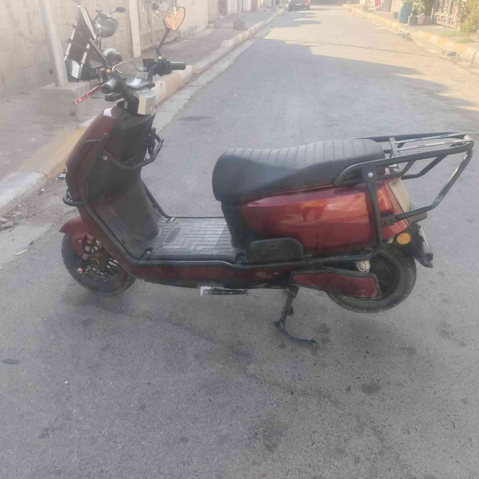 سلام عليكم دراجه شحن للبيع ست بطاريات عل فحص كهربائياته كلهه شغاله موديل 25 نضيف سعر 450 الف مكاني رمادي رقم تليفون ***********
