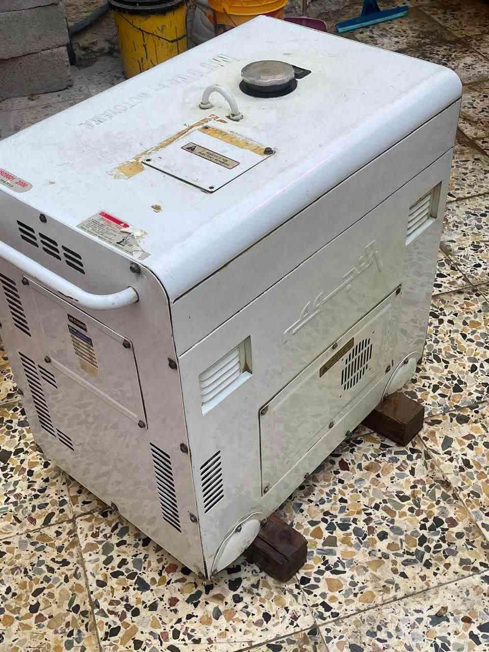 سلام عليكم
مولده البيع ومستعجل عله بيعته 
 (20) انبير 
نضيف 
تشتغل بس ما تولد كهرباء 
وما داخله تصليح 
العنوان : البصره 
الرقم بس واتساب : ***********
