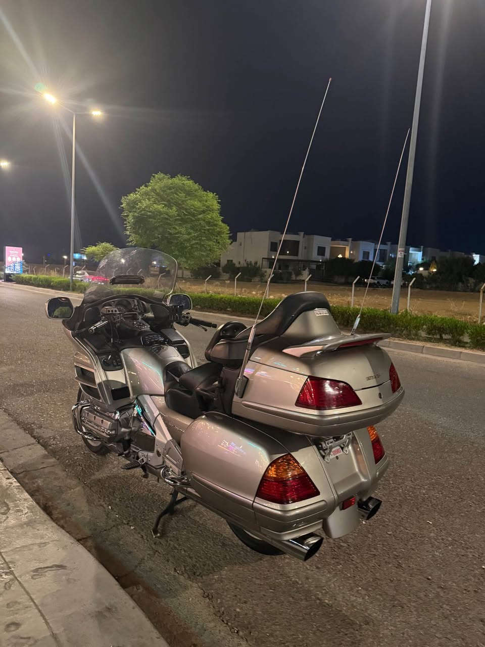 هوندا كولدن 1800 
كير ومحرك وكهربايت كله بل شرط 
اي نقص مابي الدراجة 
بدون رقم 
*********** أربيل, العراق

