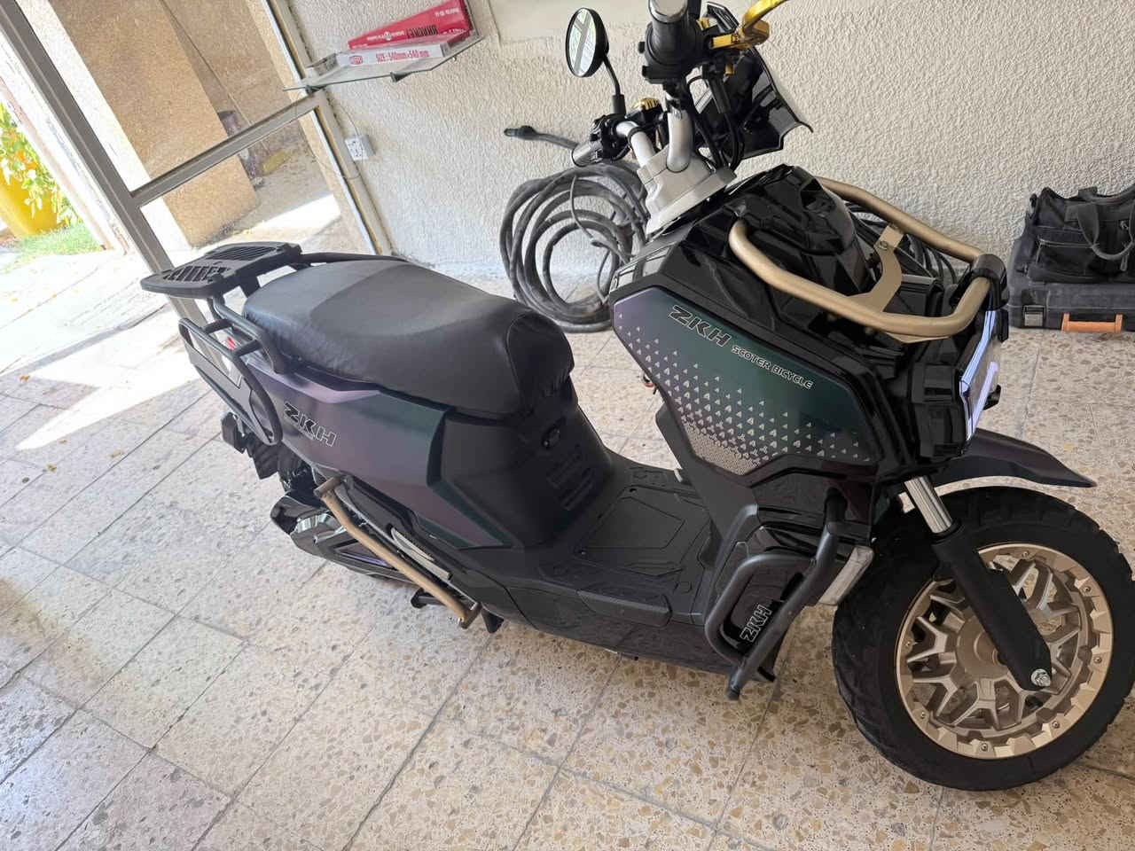 للبيع: دراجة كهربائية (سكوتر) بحالة الجديدة تماماً! 🛵⚡
الدراجة «طبق جديدة» (زيرو) وبتصميم عصري ومميز جداً (كما هو موضح في الصور)، جاهزة للركاب وبدون أي نقص.
🌟 أبرز المواصفات:
 المحرك (الملف): حقيقي بقوة 3000 واط، وعزم قوي جداً.
 البطاريات: تحتوي على 6 بطاريات عادية كبيرة (وليست ليثيوم)، وتتميز بأن "ملفها وعقلها يرجع عليها" لأداء ممتاز ومستقر.
 الضمان: ضمان حقيقي لمدة سنة كاملة من الشركة ضد أي خلل في البطارية.
 السرعة والمدى: دراجة ممتازة وقوية، تمشي حقيقي بين 75 إلى 85 كم/ساعة (فوق الـ 70 بكل مرتاح).
وبيها مثبت سرعة وكذلك بيها رجوع مثل سيارة بك .
 السرعات: مزودة بـ 3 سرعات مختلفة لتناسب رغبتك في القيادة.
 الشحن والإضاءة: شحن إلكتروني ذكي، مع مصباح أمامي قوي ومميز.
📸 الصور المرفقة تحجي عن نظافة وحالة الدراجة الجديدة.
📍 للاستفسار ومعرفة التفاصيل أو السعر:!!!!
يرجى مراسلة الصفحة على الخاص أو الاتصال على الرقم: ***********
