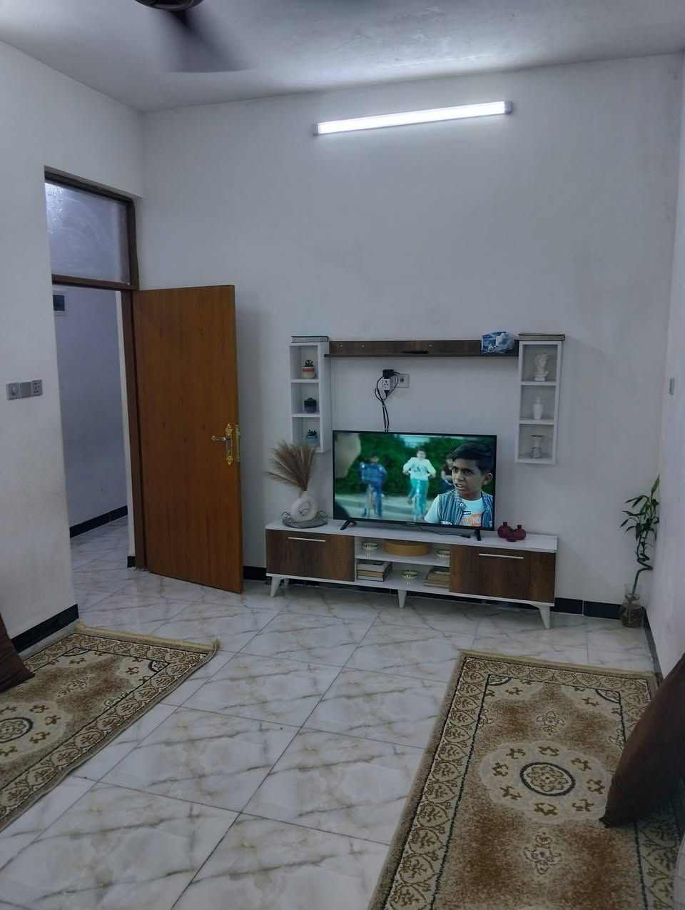 🏡 بيت للبيع – فرصة لا تعوض 🏡

بيت طابوك حديث البناء (2024)، جاهز للسكن مباشرة، موقع هادئ وممتاز وقريب من جميع الخدمات.

📍 الموقع: بغداد – حي البساتين / حي السلام – شارع أبو فلاح – قرب مولدة ياسر.

🔹 المساحة: 100 م²
🔹 طابق واحد
🔹 بناء شخصي بمواد ممتازة وليس بناء مقاول.
🔹 ارتفاع السقف 3.20 متر.
🔹 البيت مرتفع عن مستوى الشارع.
🔹 شارع سكني هادئ وجيران طيبين.
🔹 قريب من الأسواق، المدارس، والمواصلات.

البيت نظيف وجاهز للسكن،

📞 للاستفسار والمعاينة يرجى التواصل على الخاص أو الاتصال ***********
