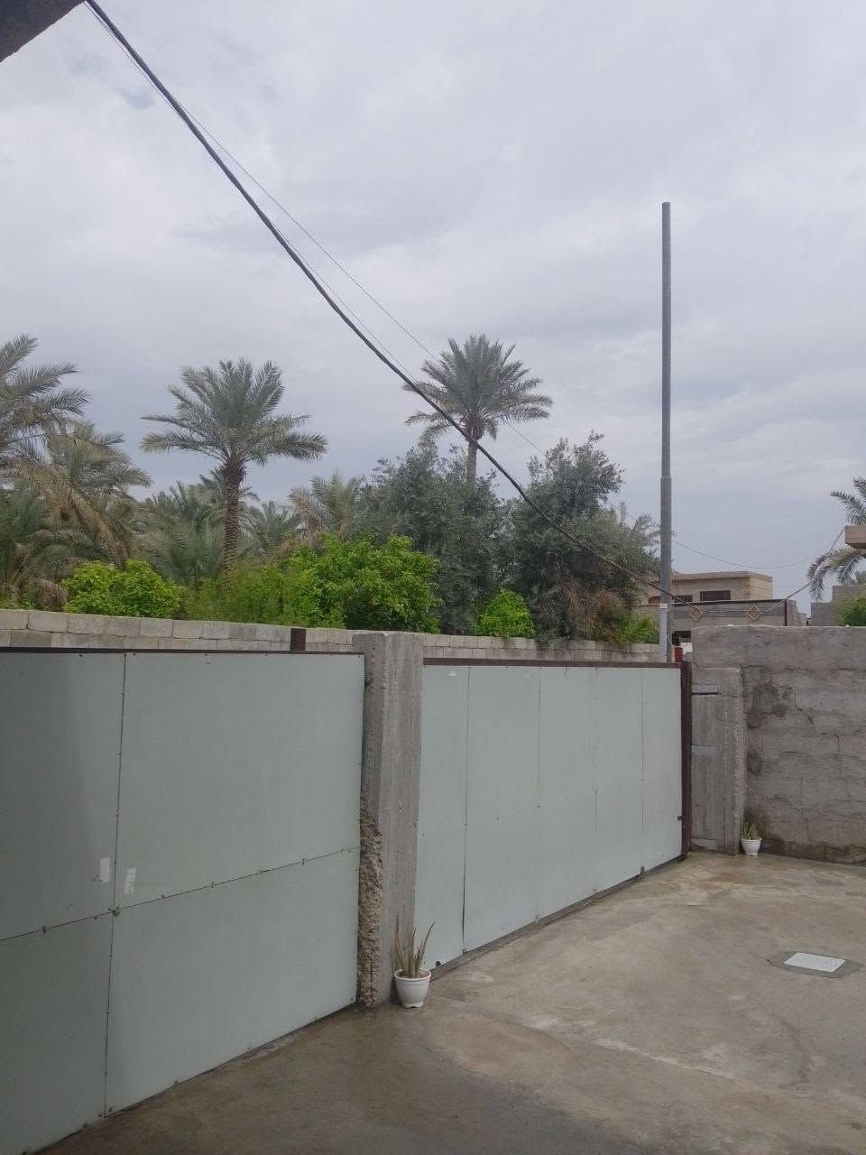 بيت للبيع مساحته 400م طابو زراعي سند 25متكون من غرفتين نوم واستقبال وصاله ومطبخ وصحيات وحديقه جانبيه بناء طابوك والارضيه كاشي العنوان ابو غريب الناحيه البستان للاستفسار على واتساب مع صاحب الدار ***********
