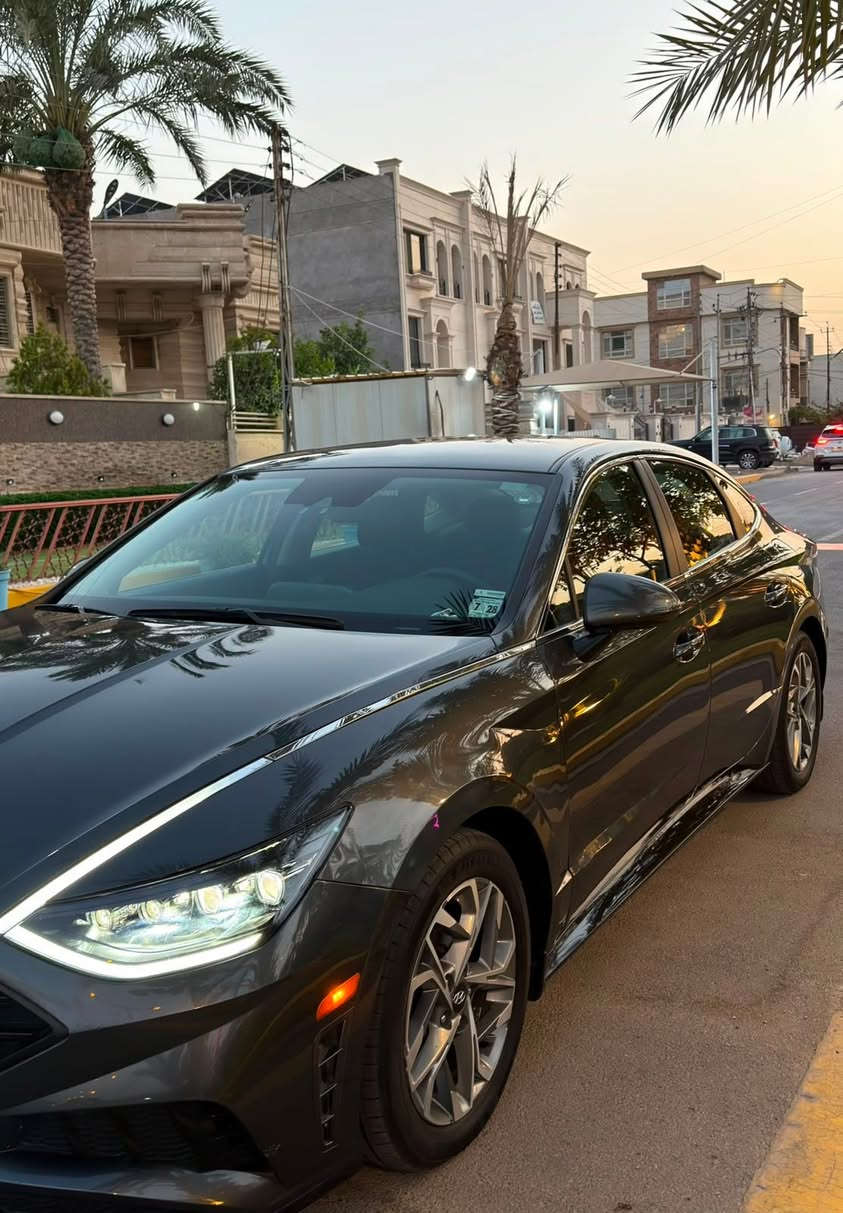 سلام عليكم 
سوناتا.  امريكي 23 
لون فيلي  بدون صبغ  فقط شبر بل جاملغ الامامي  وبيها. مكان بارد وباب الصدر  مفتوح 
بيها سونار. وبيها صور الحادث بدون ايرباك 
موصفات 📮
 . بصمه تشغيل بصمه ابواب بصمه صندوق  
وفتح الصندوق عند الاقتراب 
. تشغيل عن بعد. 
. راداد امام خلفي جانبي 
. كاميرا دوارا 
. شاشه كبيره 
. اوتو هولد 
. توقف ذاتي 
. انضمه قياده
. كشن كهرباء 
تدفئه كشن
. محرك 2500
. بك لايت LED
. سايد بريك بصمه…..
السياره حلوه وجاهزه 
بسم شركه تريد تحويل تريد وكاله 
مكاني بغداد حي العدل او الحريه
سعر 155 بيها مجال  بسيط 👍🏻
***********
