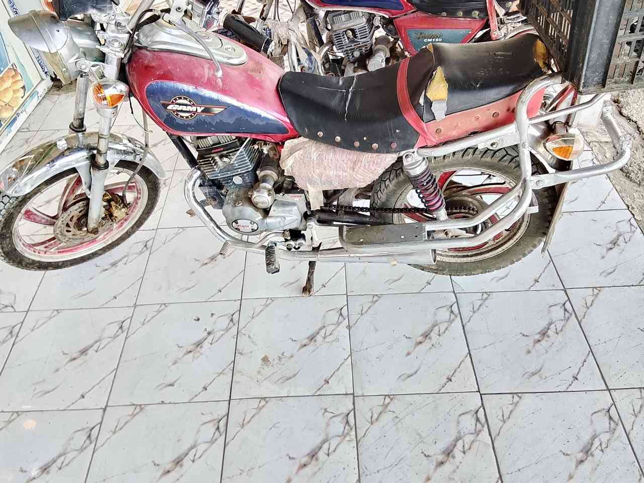 سلام عليكم دراجه للبيع  بدون اوراق دراجه جاهزه ما بيها نقص اي شي نكره سلف باتري جديد ضفيره جديده جاهزه  كهربائيات كلها شغاله ما بيها نقص اي شي تشغل وتطلع 
سعر مطلوب ٣٥٠ بيها مجال 
علق واني ارد عليك او اتصل على الرقم
***********
