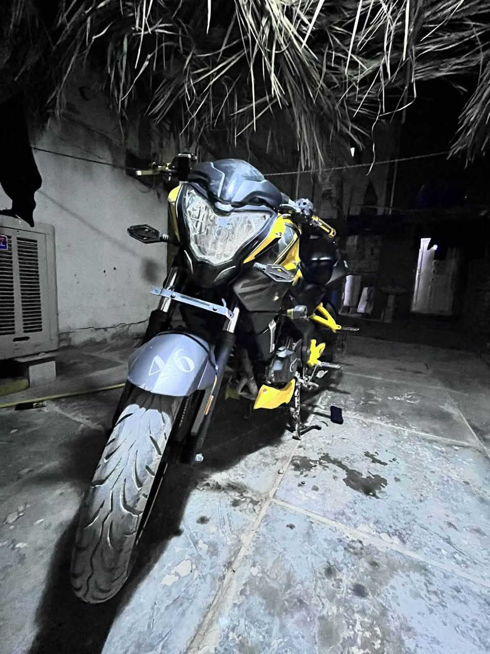 صباح الخير جميعاً…
الحلال ماشاءالله للبيع 
الاسم: بولسر NS200
النشأ: هندي مثل رافينيا😂
الموديل: 2019
التفاصيل: دراجة خير من الله مكينة 200cc تسارع كلش حلو السرعة القصوى 150km بالساعة تصلح للمبتدئين الي يحبون يدخلون عالم الـ sport بيهة تزويدات مثل سلايدرات بطح ويدات سكليتر بطح من شركة ريزوما المعروفة اكيد و عمبار بريك خلفي مال هوندا الاصلي وحاولت اضيف عليها فچوچ برمبو بس للاسف ما رهمن وياها لان القاعدة تختلف وبيهة ايضاً دوسات كلچ وبريك امامي رياضي يعني تقسم الدوسة على مزاجك مع شكل رياضي جميل جداً، بالنسبة للمكينة مفتوحة اكيد لكن ما يعيبها ايشي، والتبريد راديتر ماء اكيد كهربائياتها كلها سليمة ونگرة سلف تشتغل الدراجة 
اوراق اصولية يعني بس يفتح الترقيم تروح ترقم ومحد يگلك على عينك حاجب
بالنسبة للسعر ولله الحمد رايدها 12 ورقة وبيهة مجال للشراي ومكانها نجف وتشرفونا 
***********
واتساب متوفر اكثر من الفيس والماسنجر
