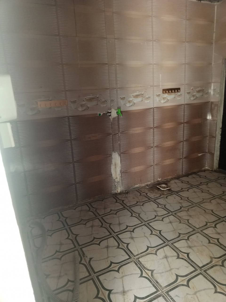 ﴿ 🧿  بسم الله الرحمـٰن الرحيم  🧿 ﴾
دار 🏠 للايجار   

مساحه 120متر.مربع.

اجاره 175 الف

يحتوي الدار على ....
غرفه نوم وصاله واستقبال ومطبخ وتخاريج داخليه و خارجيه وطارم.

   العنوان كوفه براكيه شارع المطار القديم بداية السوق قريب على مجمع أكرم..

خدمات كامله ... البيت نضيف

للاستفسار أكثر اتصل ع رقم (  *********** )

