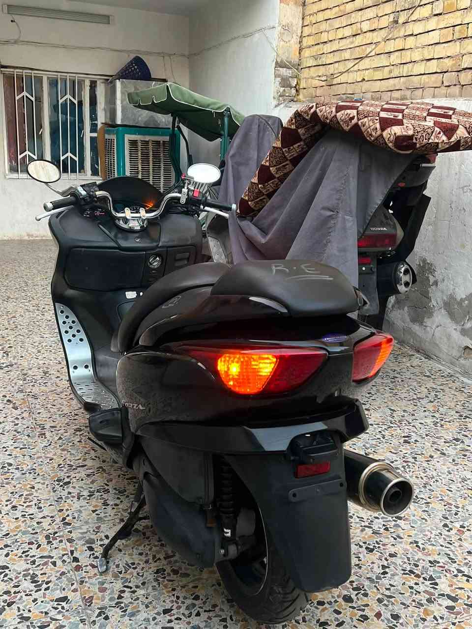 فورزه بصمه 0️⃣ 8️⃣ للبيع
دراجه جاهزه ونظيفه مابيهه نقص
شلعه ومعدل كهربائيات كلهه شغاله 
مكاني بغداد *********** 
السعر. مليون وميتين
