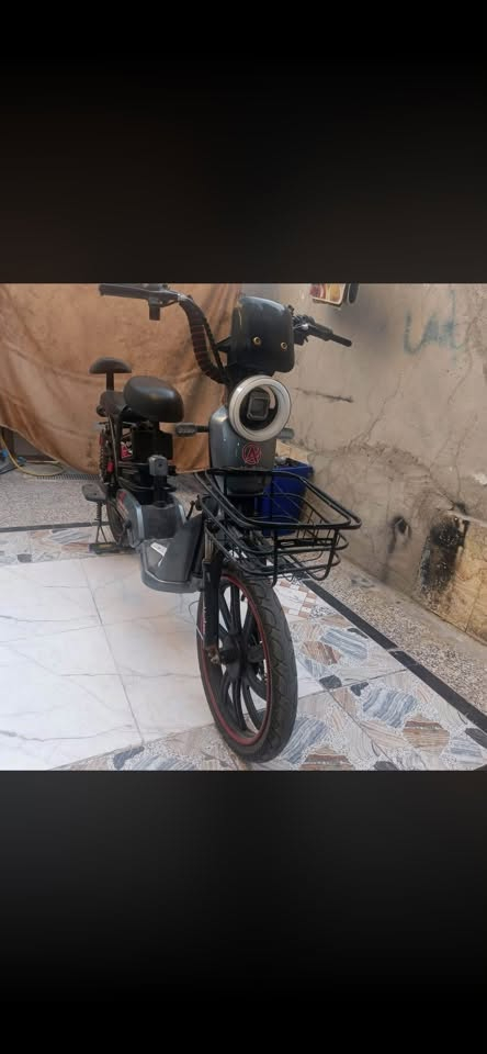دراجه شحن حجم 20 كلهه شغاله بس البطاريات هابطات ابيع بدون بطاريات 250وبيهه مجال للاستفسار ***********

نص مكتوب في الصور:
- 80 7:57 1 1 كروب دراجات شحن الرسمي اليوم . حبيب علي إضافة تعليق