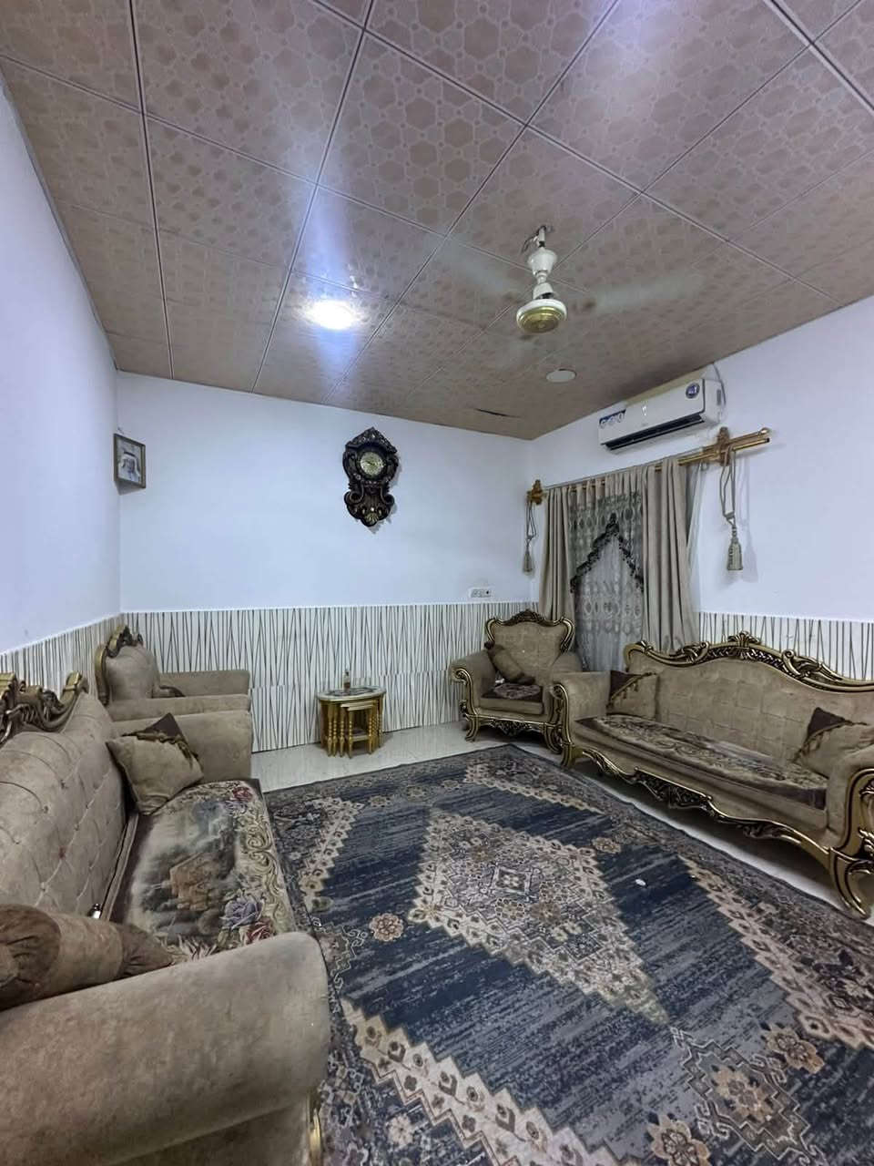 للبيع بيت بناء مرتب ويا الأثاث 
الموقع = بصرة محولة زهير مساحة 180 متر 
جني العقار طابو ملك صرف عراقي سنة 25 
وبسعر 180 *********** ☎️
