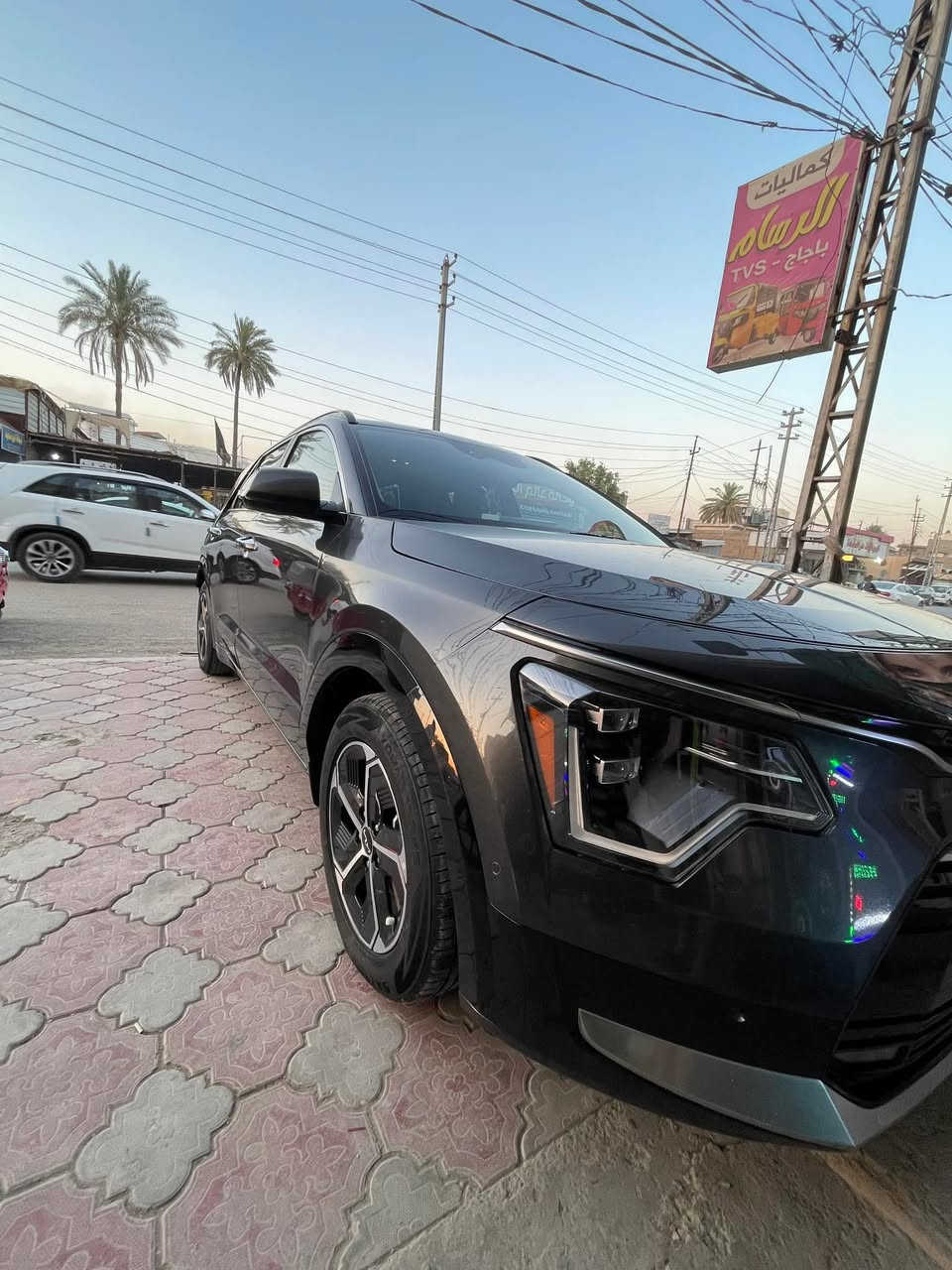 السلام عليكم 
للبيع كيه نيرو 2023
السياره فول مواصفات اعلى شي بالنيرو 
السياره حادثها بنيد وجاملغ الي يم السايق معدل بارد والبنيد مبدل بلادي نفس اللون  الدواخل كلها سليمه ومكفوله من اي صبغ لو اي بارد  ايرباك راجع سستم 

مواصفاتها 
هايبرد وبانزين 
كشنات جلد 
كسنات لونين 
كشنات تدفئه وتبريد
كشنات رياضيه  
ستيرن تدفئه 
شاشه كبيره متصله 
انظمه قياده 
السياره بصمه اكيد وبيها تشغيل عن بعد 
ارضيه جلد 
شفتات ستيرن
صندوق كهرباء
السياره هاشباك فول الفول 
تبريد ثلاجه
قطعتين تبريد 
تخم تايرات 
فتحت سقف 
قياده ذاتيه 
وضعيات خزن 
حساسات 360 
رقم بغداد باسمي 
لد زنون 
اشاير بالمري 
مري قلابه 
ترحيب بالمري 
اربعه سلندر 
شحن لاسلكي 
مثبت سرعه
السياره ماشيه 79كيلو متر 
 

وبعد بيها هواي مواصفات  والسياره كلش حلوه احلى من الصور
السعر 155ورقه وبيها مجال حك الجيه 
مكاني ديالى بعقوبه 
للتواصل ***********
