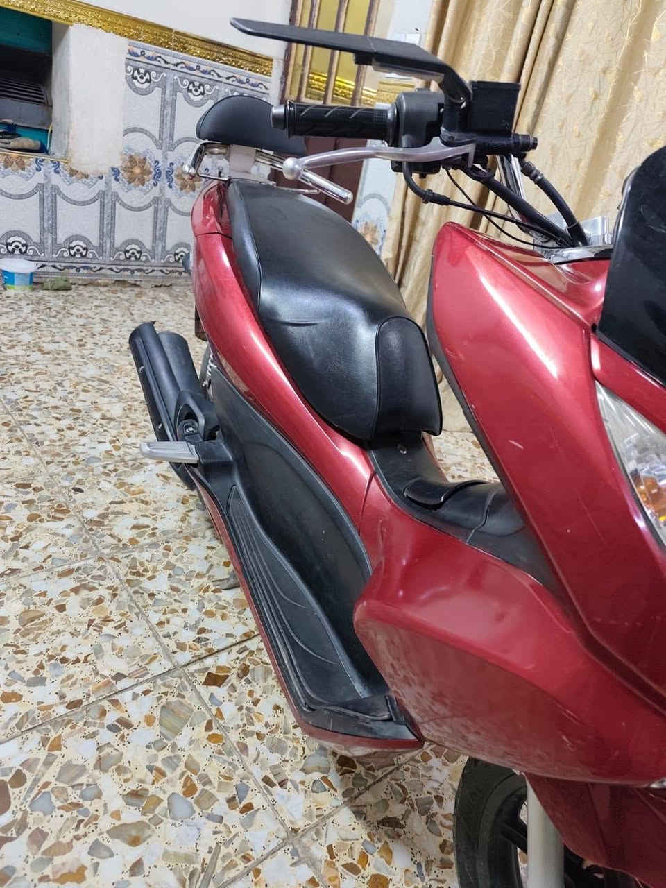 السلام عليكم للبيع دراجه pcxجيل الاول ماشيه 42الف دراجه ماخذها رمبه وعلى ايدي شوفت عينك حجم مكينه 150ياباني أصلي دراحه كامله استان كهربائي حساس ازدحام دراجه جديده احلا من الصور مكان  مكان بغداد مدينه الصدر دراجه مكفوله كفاله عامه ***********متواجد واتساب فيسبوك او ع رصيد مو مشكله سعر خاص♥️🫶
