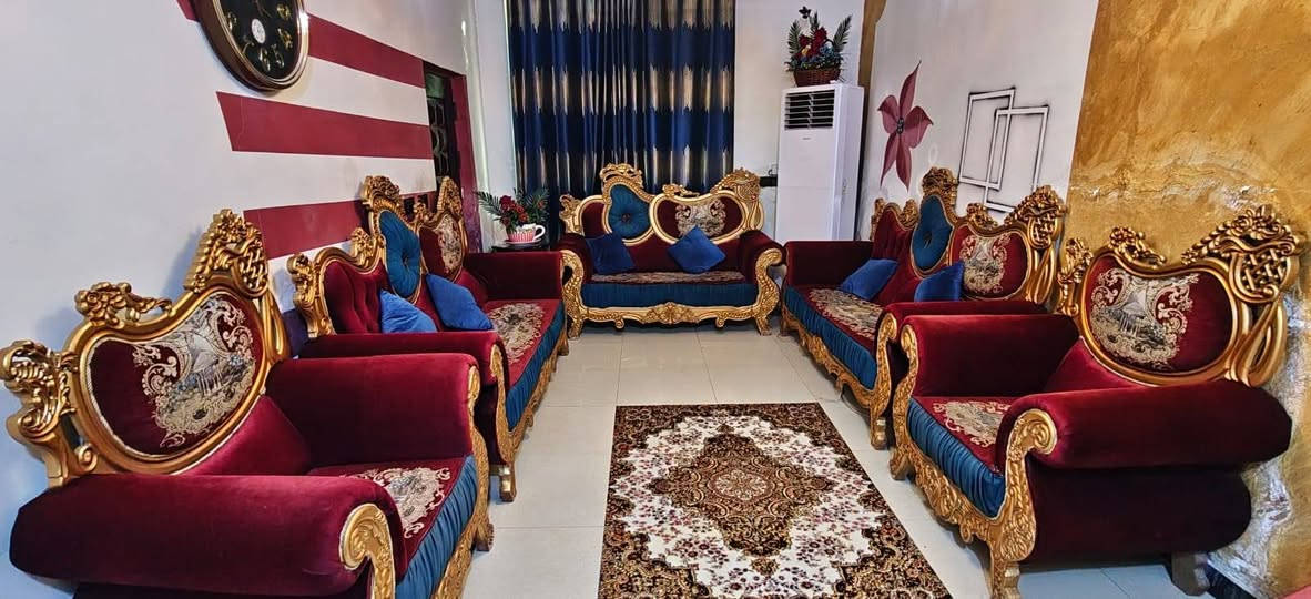تخم ملكي عشرة مقاعد قيم وأخذه نظيف جدا ***********

