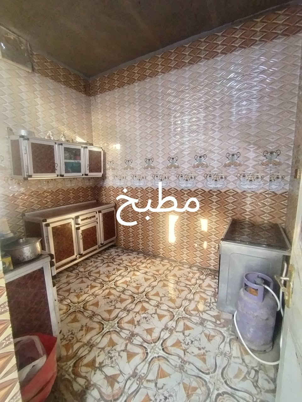 بيت للبيع في الرضويه الاولى مقابيل سوك الجمعة مساحة 155م.
يحتوي على استقبال +صاله +مطبخ+2 غرف 
استفسار ***********
