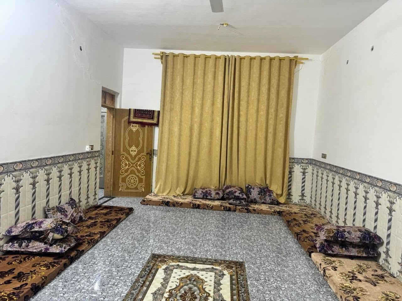 مساحه  ٣٠٠م غرفتين صاله مطبخ واستقبال وحمامات خارجيه بناء بلوك الخالديه  مكان حي الامين  نهايه شارع مستشفى قرب اسواق سيف العسافي
***********
