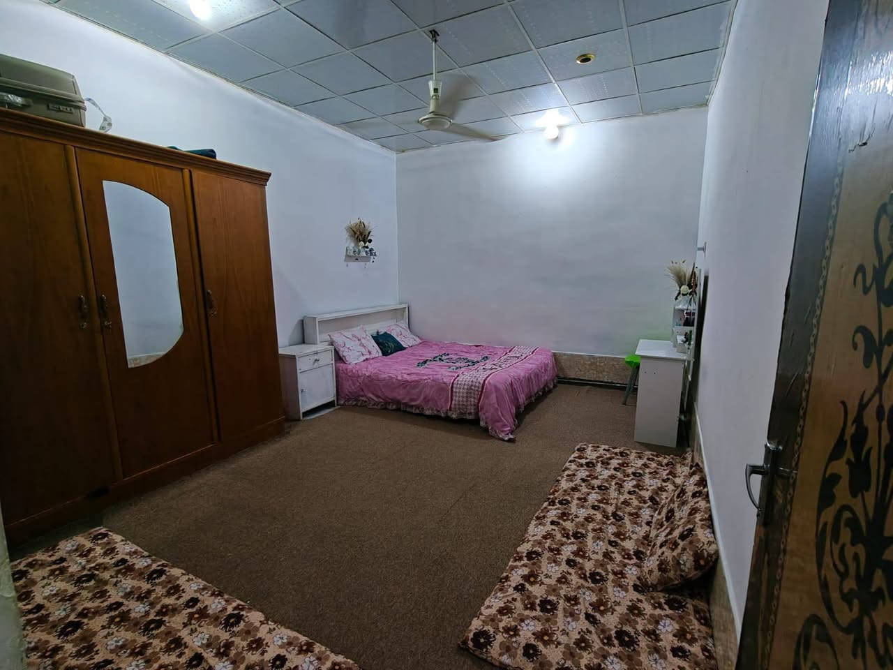 سلام عليكم بيت في حي المكرمه حرف T  مقابل الطاقه خلف جنح المحكمة مساحة البيت ٢٦٣ متر مربع يحتوي البيت ع 
غرفة نوم عدد 5
صاله عدد 2
استقبال كبير 
مطبخ تركي
حمامات عدد 5
حديقة كبيره 
مخزن 
البيت طابقين بناء قديم بس ينسكن لأن مررم جديد وبناء طابوق جمهوري أساس صب بيت قوي 
السعر ٣٣٠ مليون تريد نصف بيت هم ابيعك سعر نصف البيت ١٦٥ مليون مساحة النصف ١٣١ ونص متر
التواصل فيس أو ع الرقم ***********
