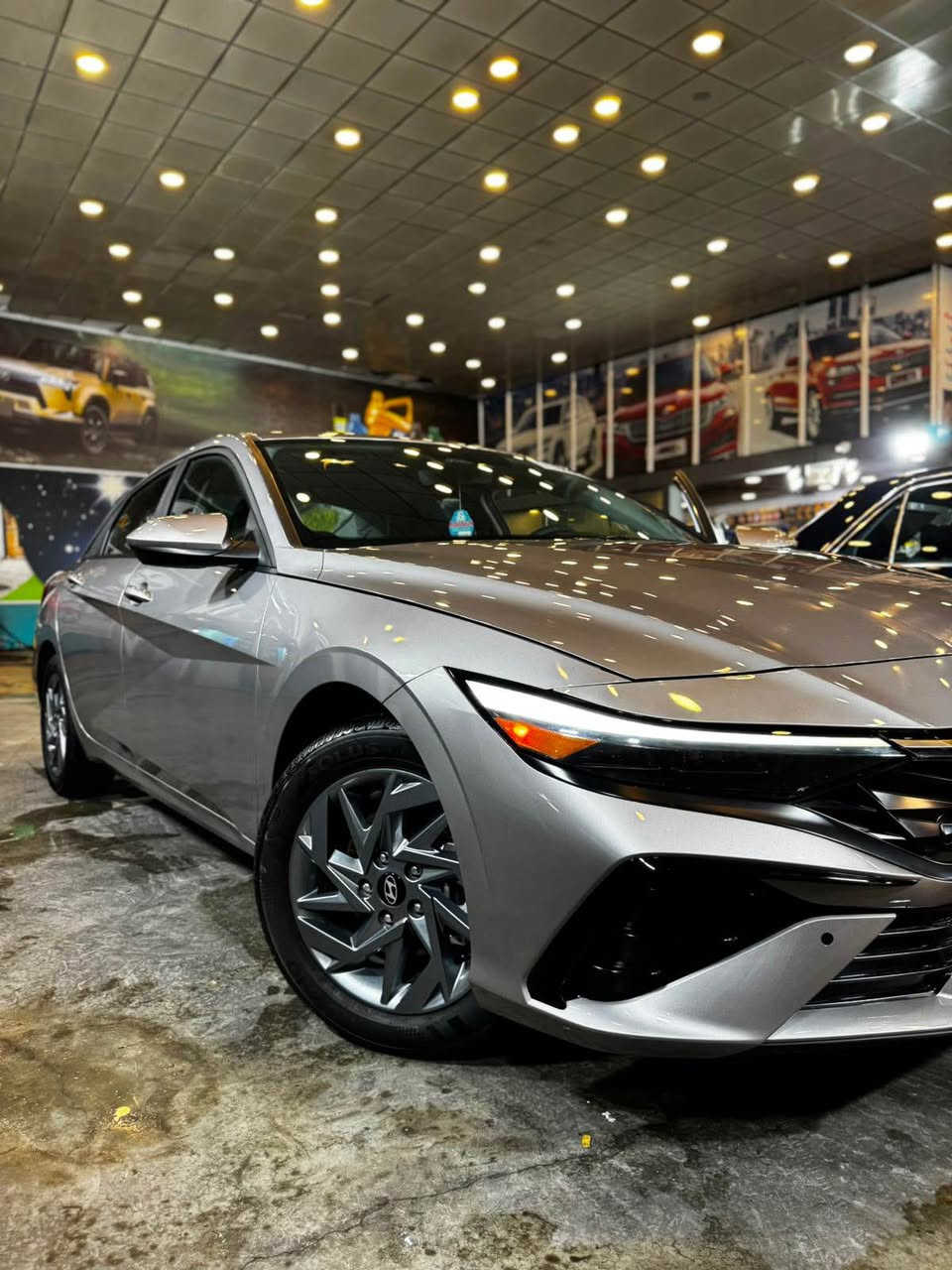 السلام عليكم 🌹مرقمه كامله بيها رقم  ورقم بغداد  بنزين 

2024 HYUNDAI ELANTRA SEL 🇺🇸

🛣️ الماشية: 13 ألف ميل

المواصفات:
✅ محرك 2.0 لتر (4 سلندر)
✅ جير أوتوماتيك
✅ تشغيل بصمة
✅ دخول ذكي
✅ شاشة كبيرة
✅ Apple CarPlay & Android Auto
✅ كامرة خلفية
✅ حساسات خلفية
✅ مثبت سرعة
✅ تحكم كامل بالستيرن
✅ رادار أمامي
✅ نظام الحفاظ على المسار
✅ تحذير النقطة العمياء
✅ تحذير حركة المرور الخلفية
✅ إضاءة LED
✅ جنوط ألمنيوم
✅ مرايا كهربائية
✅ بلوتوث وUSB

✔️ بدون شاصي
✔️ بدون لغد

✔️ الإيرباكات، الستيرن، الدشبول، والطاكات 

الحادث بأمريكا: جاملغ باردوبنيد نفسه معدل على كد شبر كلير فقط.

ملاحظة: بها طخة خفيفة من دراجة داخل العراق، كما موضحة بالصور، ولم يتم تصليحها.

📍 بغداد – اليرموك

📞 *********** بغداد, العراق
