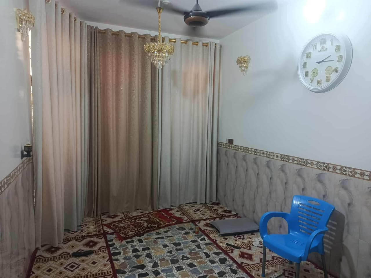 السلام عليكم دار للبيع مساحته ١٥٠ م واجهه ٧ ونص ونزال ٢٠ م طابقين مسلح بناء حديث كماليه شارع المصرف قرب حسينية الحكيم يحتوي على استقبال مطبخ صاله غرفة نوم وخدمات والثاني ٣ ثلاث غرف نوم وخدمات السعر ٢٠٠مليون بي مجال المراجعه مع مكتب دلالية ابو فراس العتابي *********** وابو محمد الشمري ***********🌹🌹🌹
