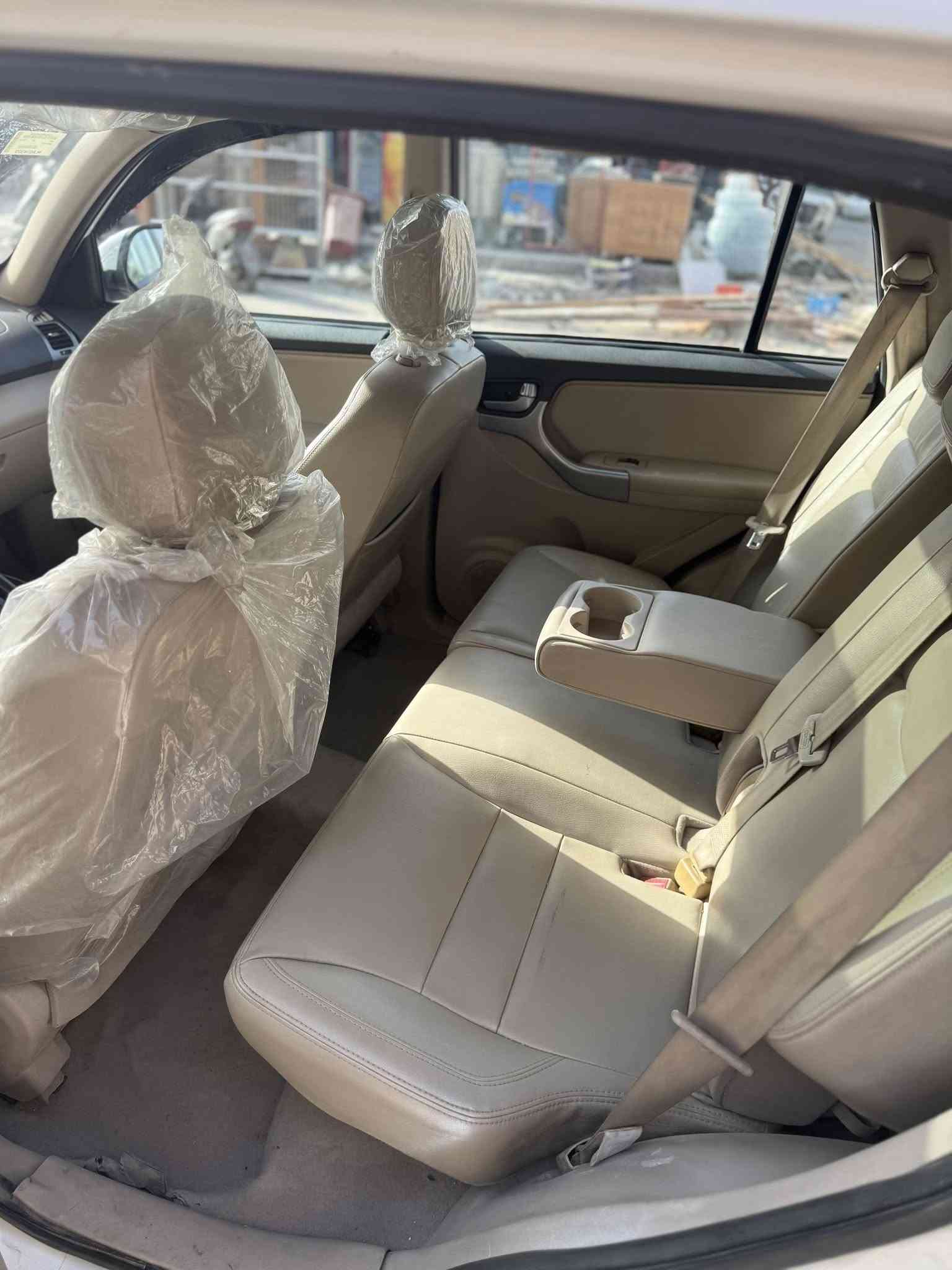 السلام عليكم 
تيكو 2018 للبيع مواصفات معروفة محرك 2000 بيها ضربة بين البابين معمرة ومصبوغة وبارد قليل بالصفحة الثانية سيارة نظيفة وخير من الله تحويل ثاني يوم 
بغداد/البلديات 
*********** ما متواجد على الفيسبوك
