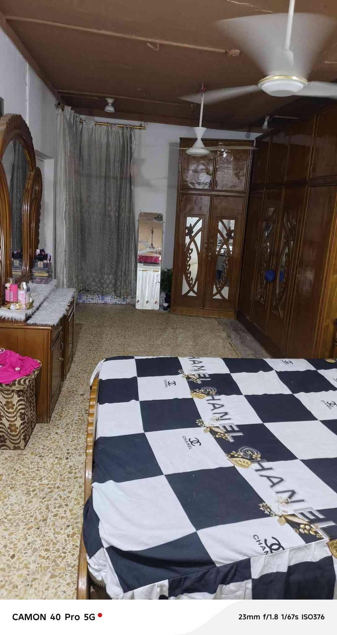 السلام عليكم ورحمة الله
دار للبيع طابقين المساحة 150 متر طابو زراعي سند 25 يحتوي على 4 غرف نوم كيلدور واستقبال ومطبخ وصحيات بناء سنة 2016  مكانه حله منطقة الشاوي قريب جداً على حي الزهراء خدمات كامله ماء مجاري كهرباء شارع تبليط 
سعره 145 وبي مجال للاستفسار خاص او اتصال
***********

