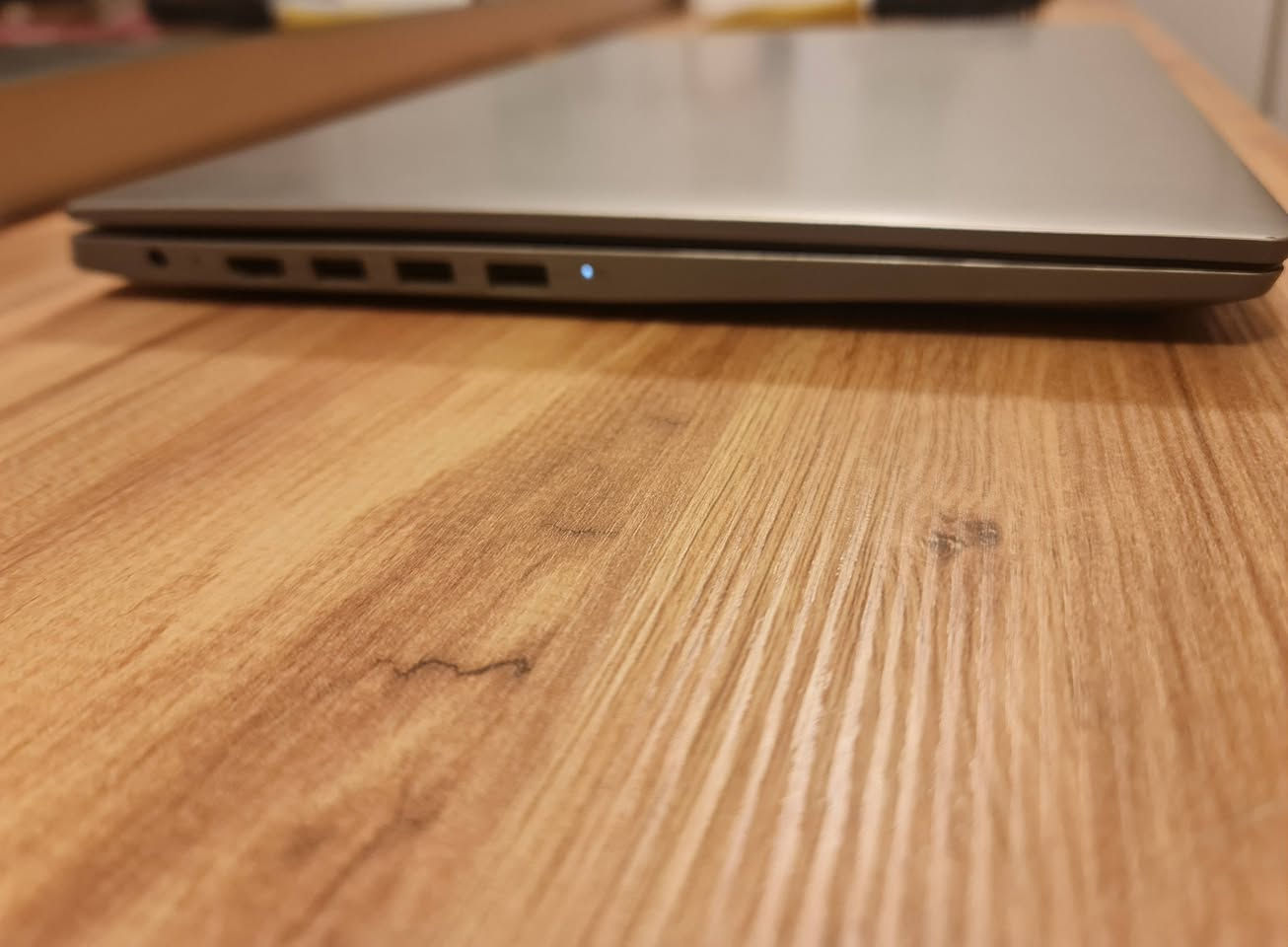 لابتوب لينوفو (Lenovo) فئة سوبر سليم بحالة نظيفة ومواصفات قوية تناسب التصميم الخفيف، الدراسة، والبرامج اليومية.
لابتوب لينوفو (Lenovo) فئة سوبر سليم بحالة نظيفة ومواصفات قوية تناسب التصميم الخفيف، الدراسة، والبرامج اليومية.
​🔹 المواصفات الأساسية:
​المعالج: Intel Core i7-10510U (الجيل العاشر سريع وعملي).
​الذاكرة العشوائية (RAM): 8 جيجابايت.
​كرت الشاشة (GPU): مزدوج (NVIDIA GeForce MX330 بسعة 2 جيجابايت + كرت مدمج Intel UHD).(كرت شاشه داخلي و خارجي/قابل للتطوير ) 
​التخزين: مساحة واسعة تقريباً 1 تيرابايت.
​الشاشة: 15.6 بوصة بدقة عالية الوضوح (FHD).
السعر . 450/ ***********

