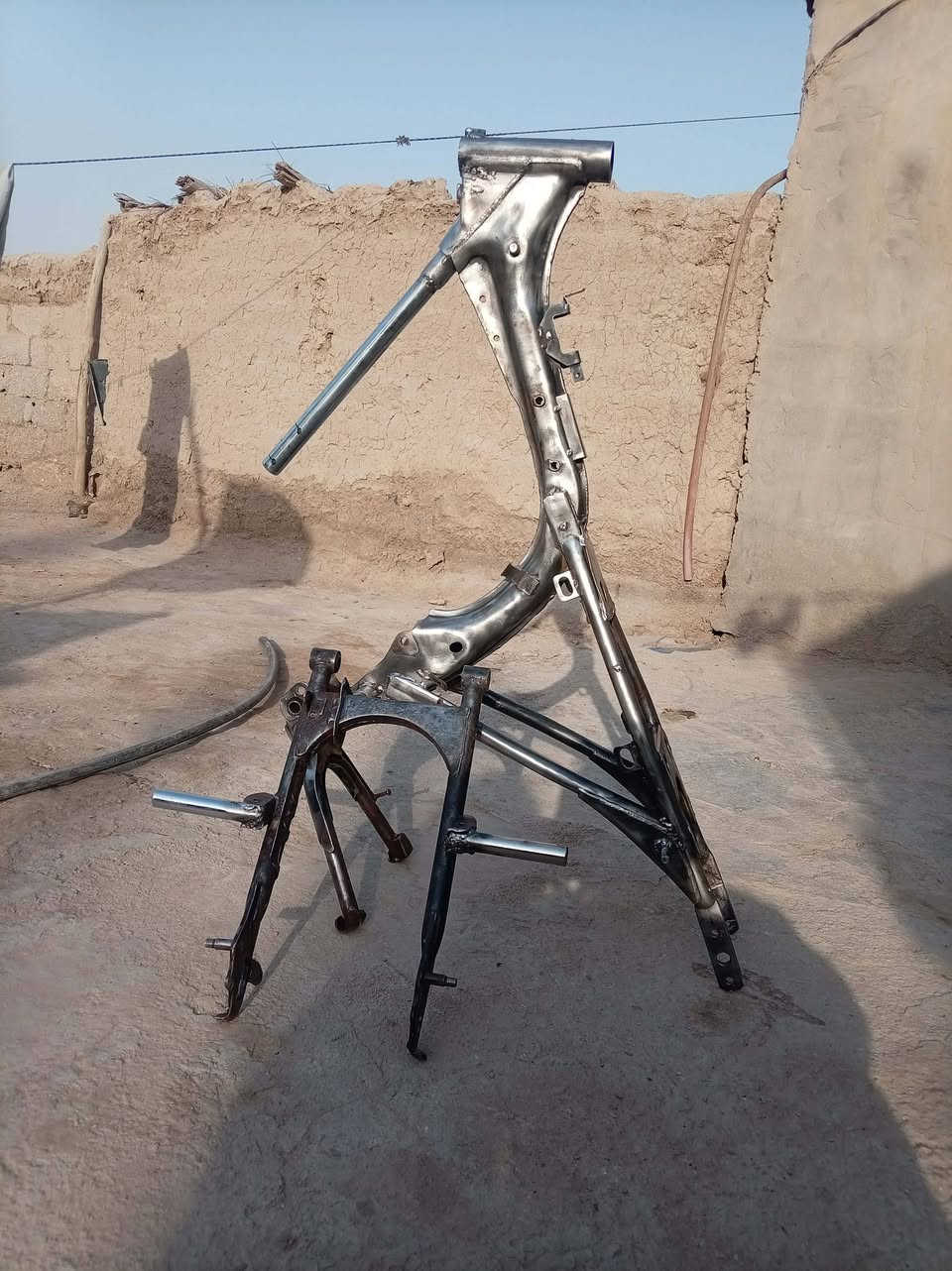 سلام عليكم شاصي كلك للبيع محور شيال ربع محكوك وجاهز عوزه بس صبغ + ماشه خلفيه محوره وجاهزه عوزه بس صبغ ويل امامي بلاد سعر 100 قفل قفل مكان حمزه الشرقي ***********
