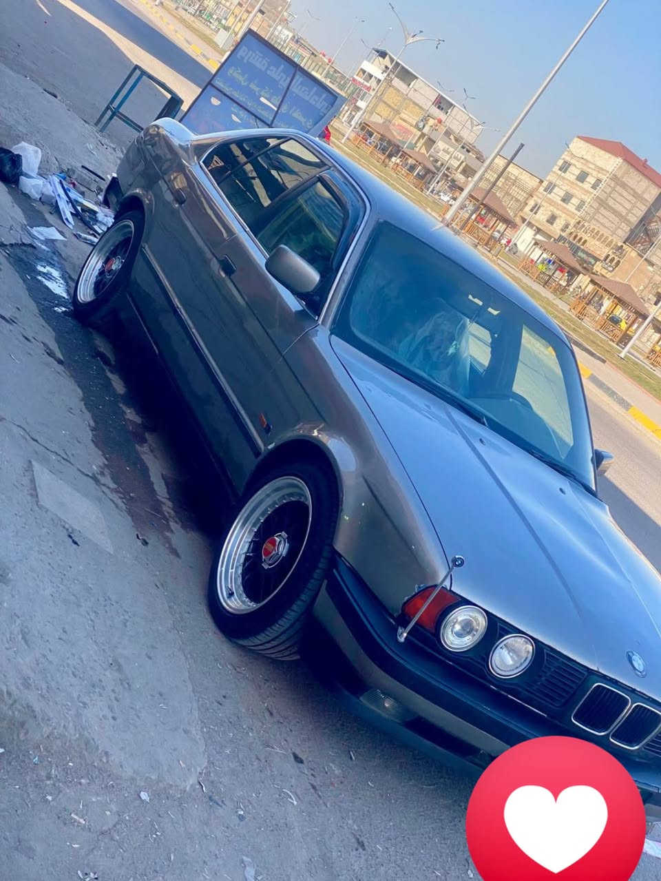 سلام عليكم للبيع BMWمديل 1992 
مكينه وكير خير من الله حجم مكينه 535i CNN be 
رقم بصره نكليزي باسمي تحويل ثاني يوم 
حداده حلوه تحم تاير دواخل حلوه 
لايتات زنون عالي ناصي عيون متغير ألوان 
ويل رياضي 
سعر 40 $ وبيه مجال عنوان سياره بصره 
رقم ***********
